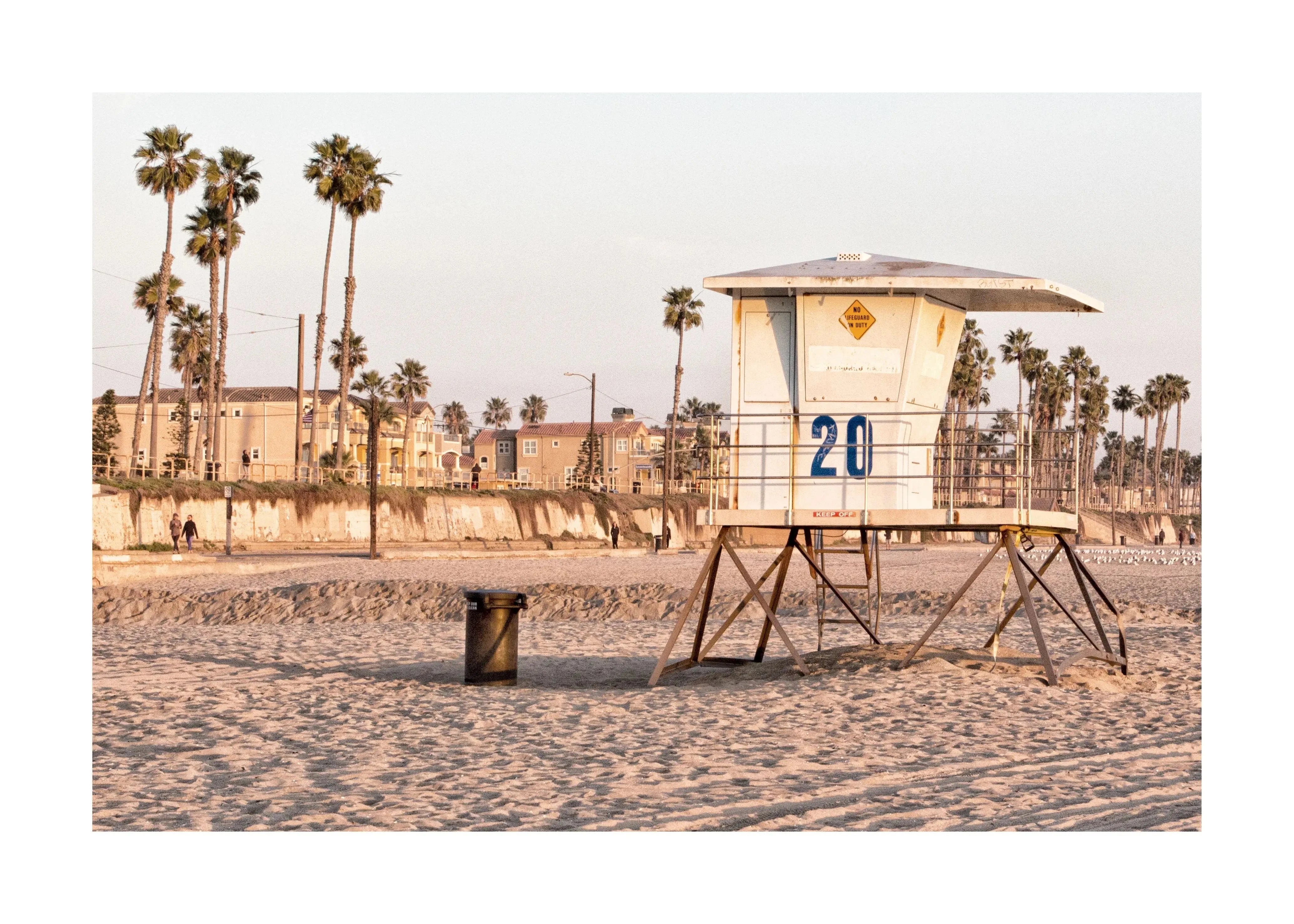 Schwarz-weiß Poster von Huntington Beach Lifeguard in Kalifornien, im A4-Format, von Cosman-Photocollection.