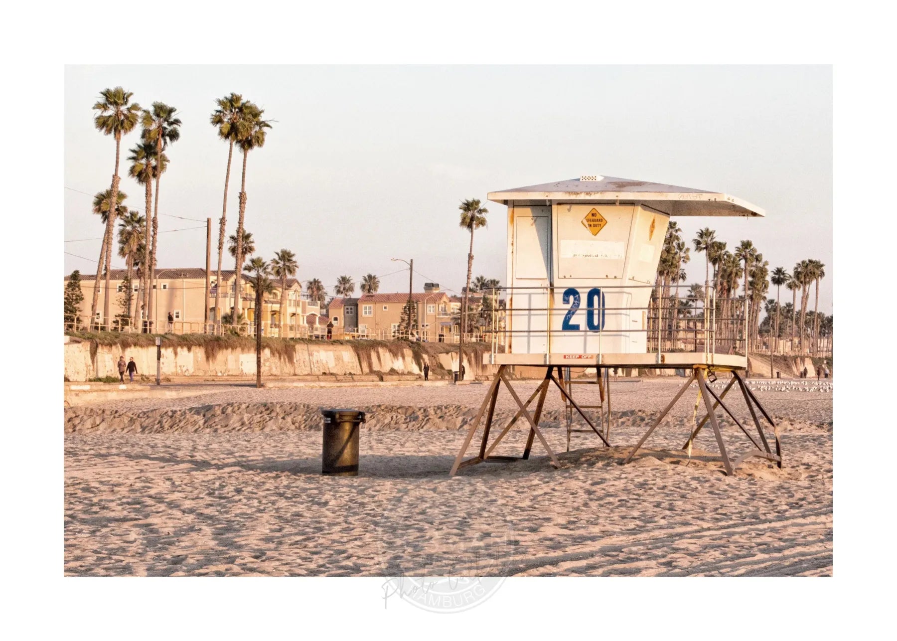 Schwarz-weiß Poster von Huntington Beach Lifeguard in Kalifornien, im A4-Format, von Cosman-Photocollection.