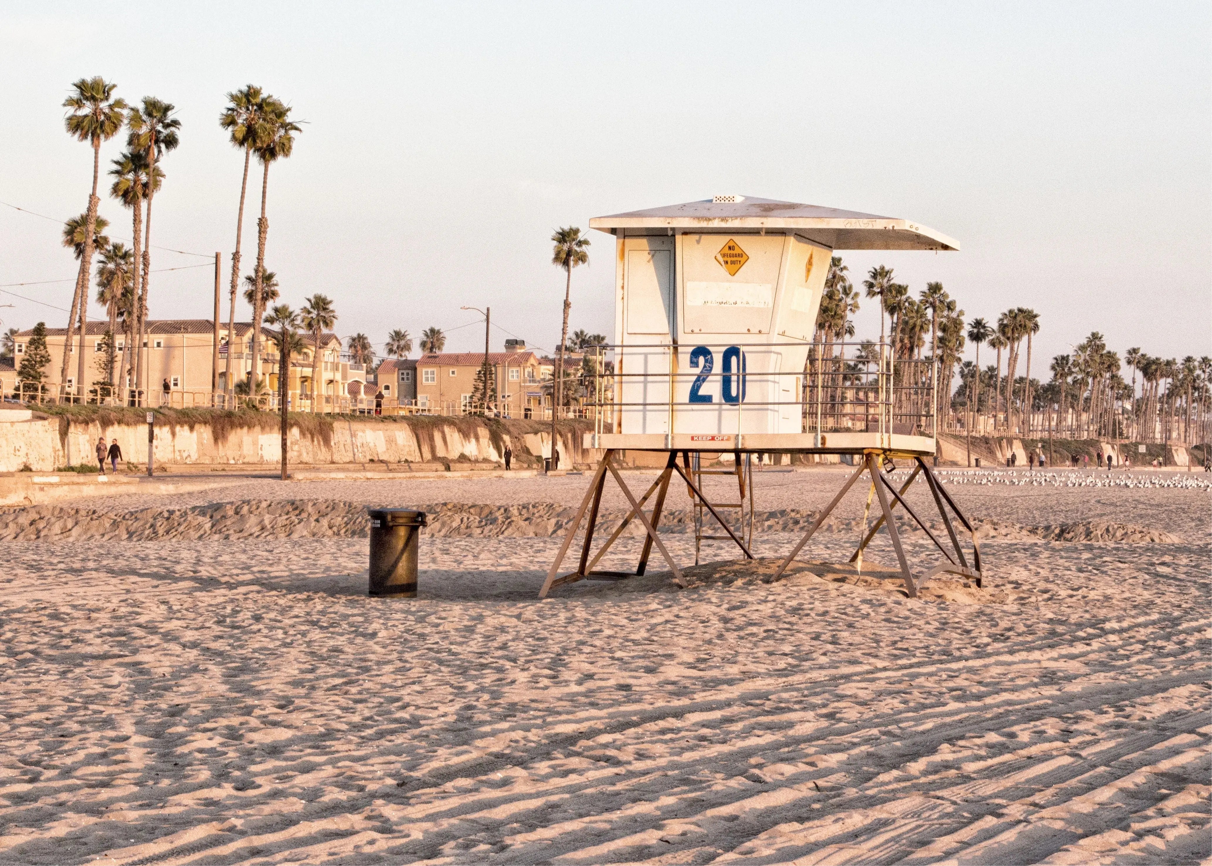 Schwarz-weiß Poster von Cosman-Photocollection mit Lifeguard-Motiv aus Huntington Beach, Kalifornien, A4-Größe 29,7x21cm