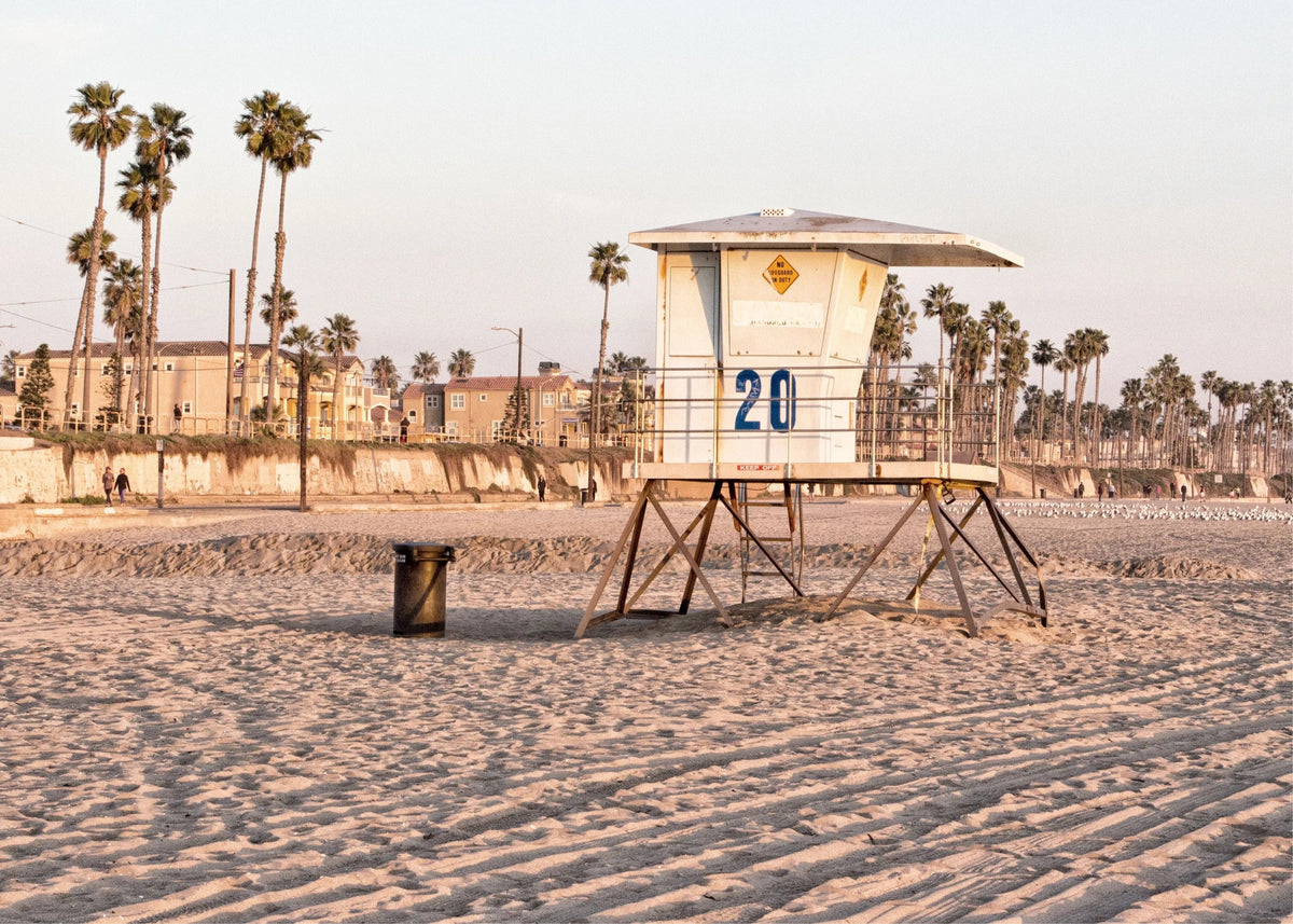 Schwarzweiß-Poster von Cosman-Photocollection: Huntington Beach Lifeguard in Kalifornien, 29,7x21cm, mit weißem Rand