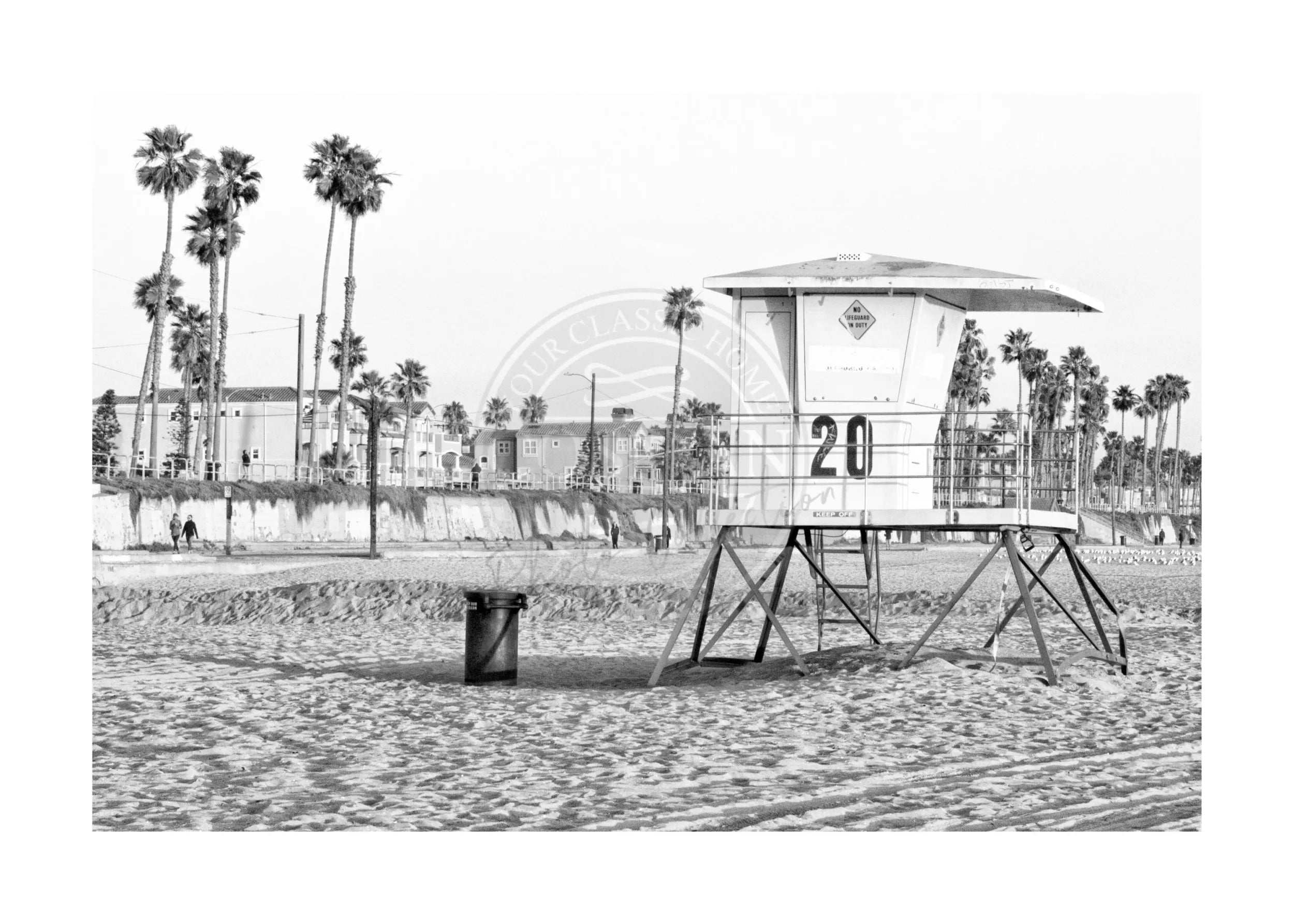 Schwarz-weißer Posterdruck Kalifornien Huntington Beach Lifeguard von Cosman-Photocollection, A4-Größe, mit weißem Rand