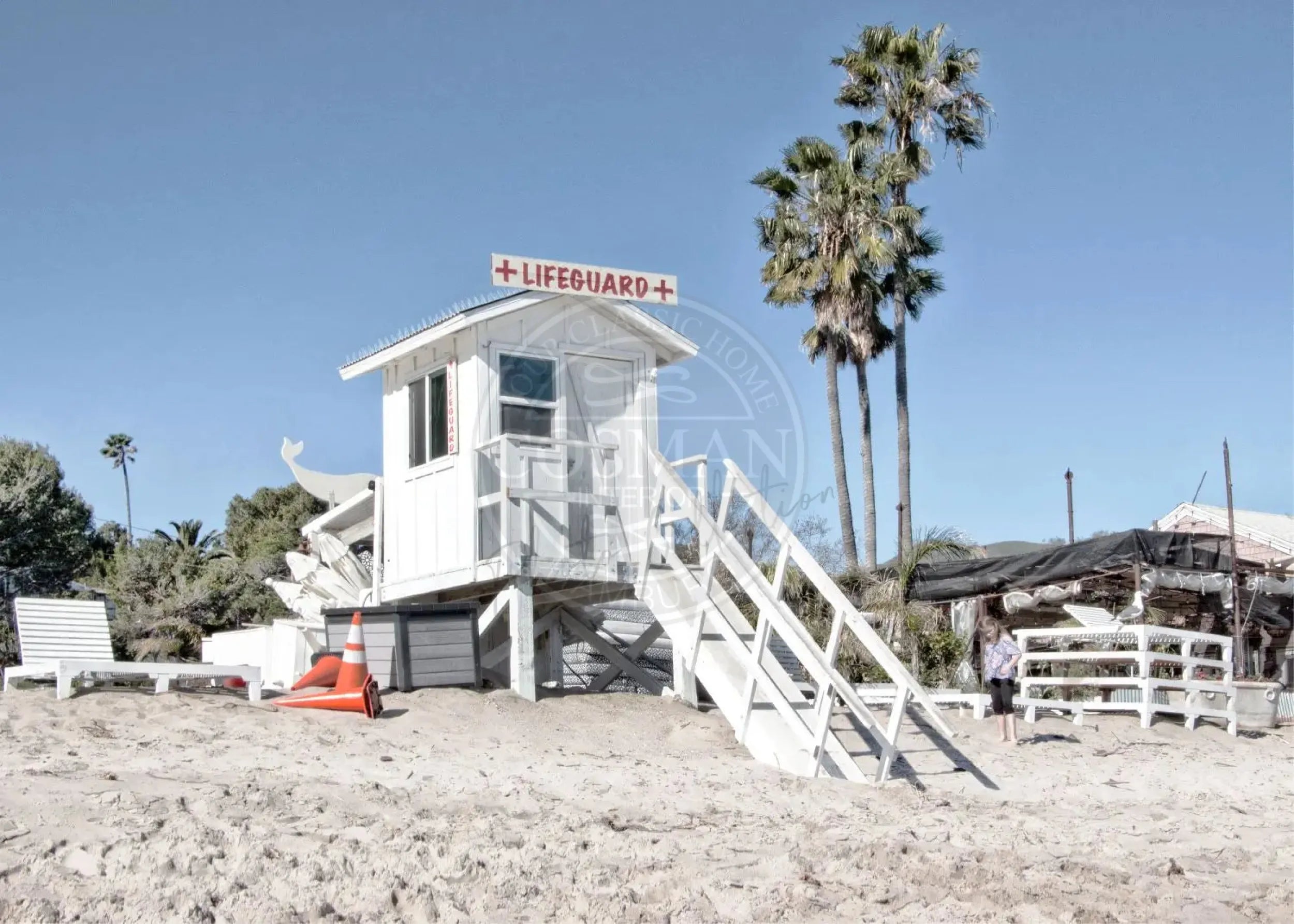 Schwarz-weiß Poster von Malibu Beach Lifeguard in Kalifornien, von Cosman-Photocollection, mit weißem Rand, A4-Größe