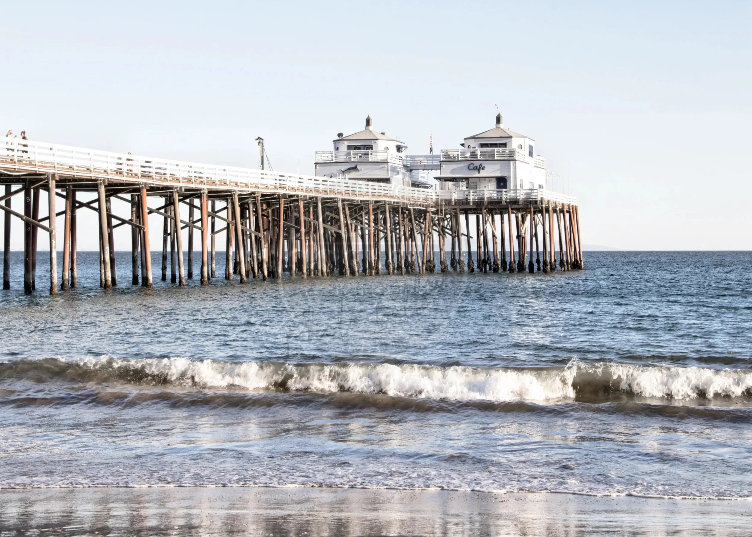 Schwarz-weiß Poster von Malibu Beach Pier in Kalifornien, von Cosman-Photocollection, mit weißem Rand, A4 Größe.
