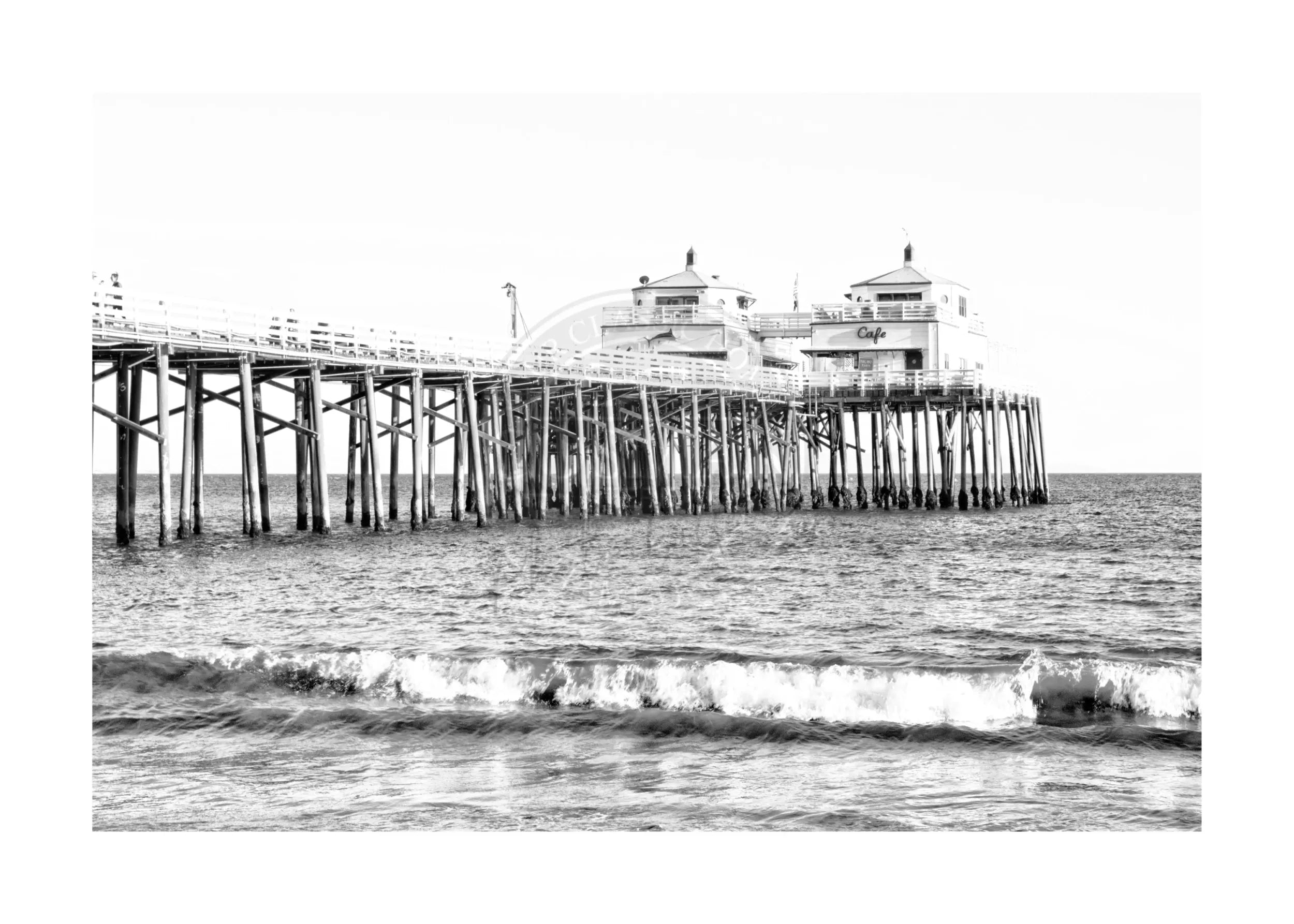Schwarz-weiß Poster von Malibu Beach Pier in Kalifornien, von Cosman-Photocollection, mit weißem Rand, A4-Größe