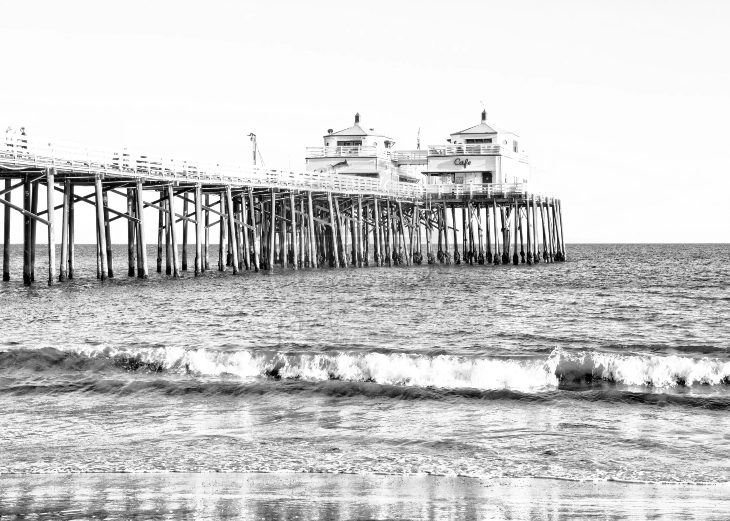 Schwarz-Weiß-Poster von Malibu Beach Pier in Kalifornien, von Cosman-Photocollection, mit weißem Rand, A4-Größe