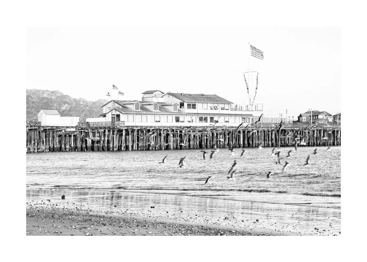 Schwarz-weiß Poster von Cosman-Photocollection mit weißen Rand, zeigt den Santa Barbara Pier in Kalifornien, A4-Format