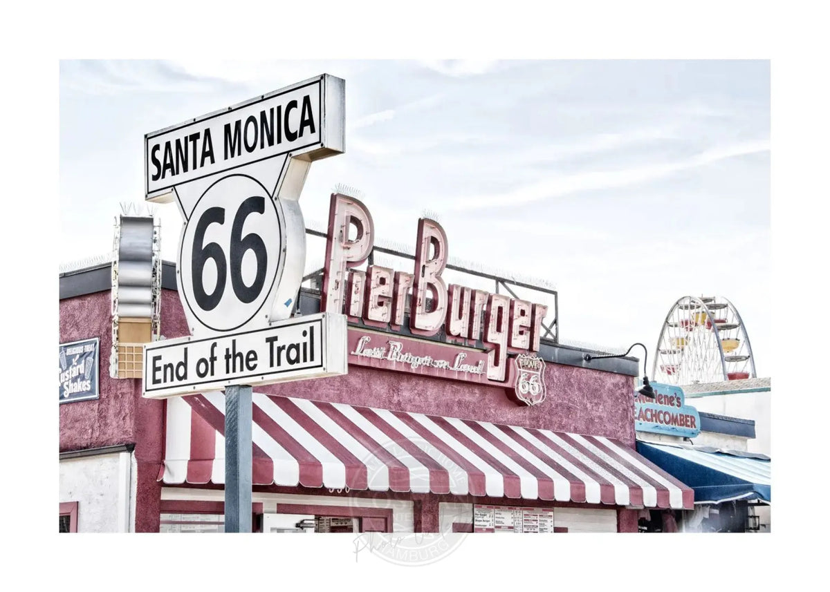 Schwarz-weiß Poster von Santa Monica Pier in Kalifornien, mit weißem Rand, von Cosman-Photocollection, A4-Größe.