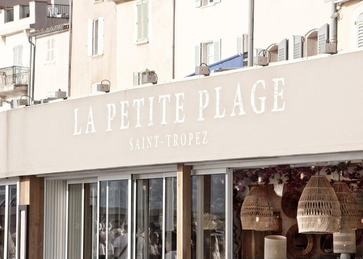 Schwarz-Weiß-Poster „La Petite Plage“ von Cosman-Photocollection, A4-Größe, Strandbild von Saint Tropez.
