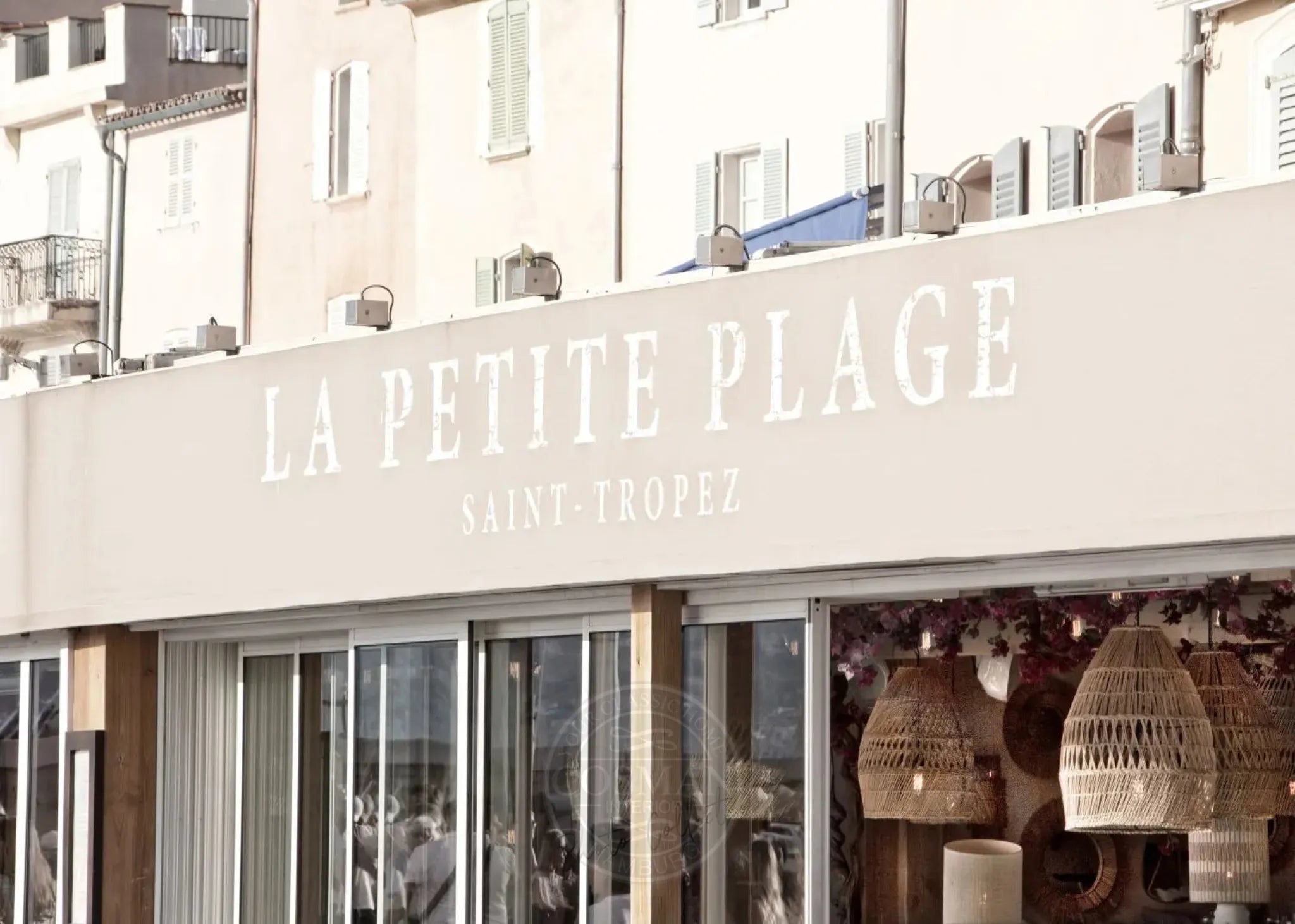 Schwarz-Weiß-Poster „La Petite Plage“ von Cosman-Photocollection, A4-Größe, Strandbild von Saint Tropez.