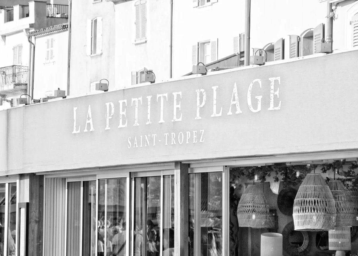 Schwarz-weiß Poster ’La Petite Plage’ Saint Tropez von Cosman-Photocollection, A4-Größe, mit weißem Rand, Meeresblick.