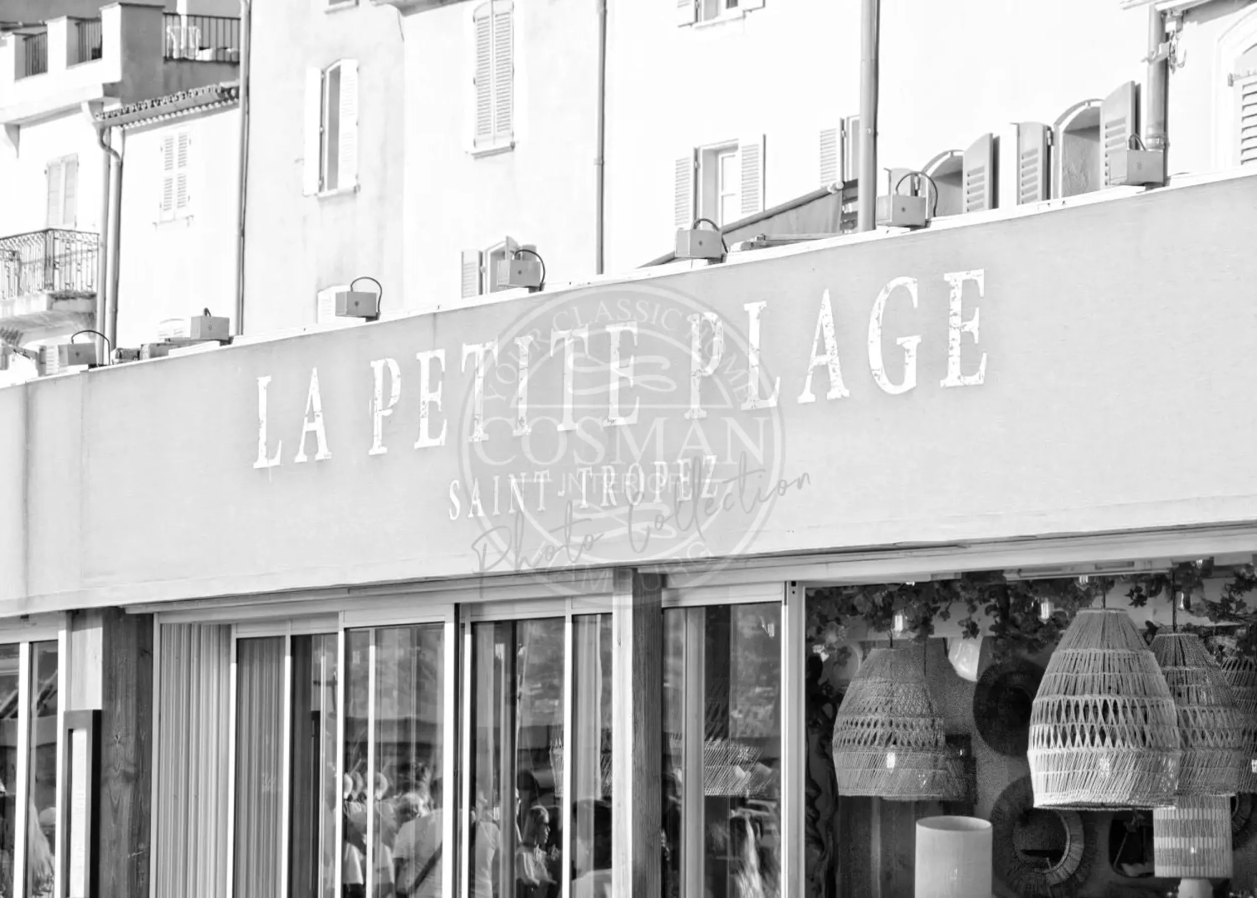 Schwarz-weiß Poster ’La Petite Plage’ Saint Tropez von Cosman-Photocollection, A4-Größe, mit weißem Rand, Meeresblick.