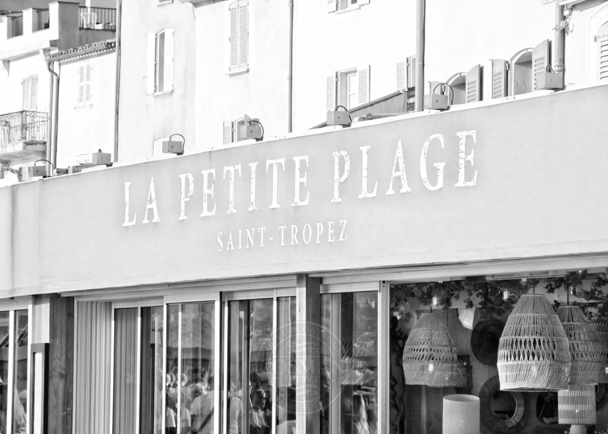 Schwarz-weiß Poster ’La Petite Plage’ Saint Tropez von Cosman-Photocollection, A4-Größe, mit weißem Rand, Meeresblick.
