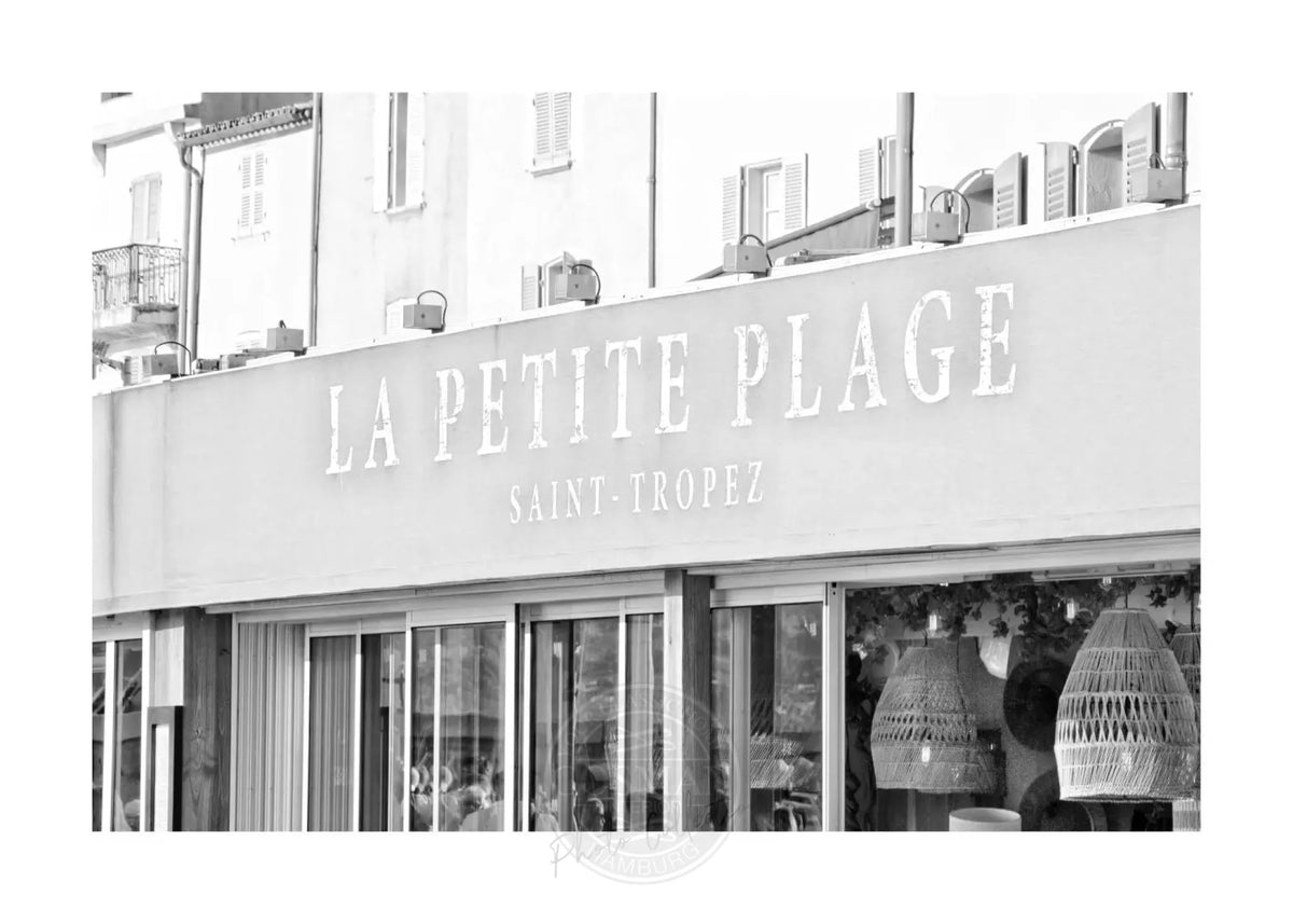 Schwarz-weiß Poster 'La Petite Plage' Saint Tropez von Cosman-Photocollection, A4-Größe, mit weißem Rand.