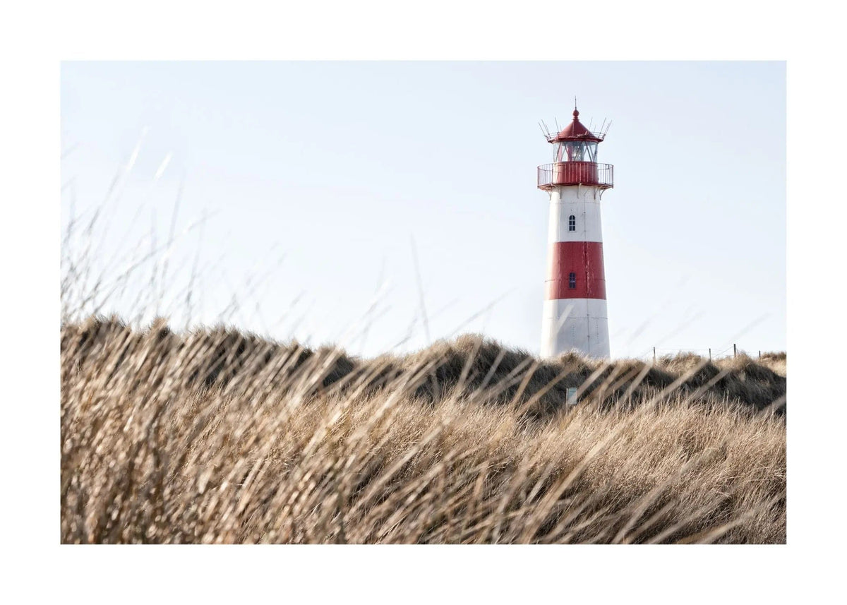 Schwarz-weiß Poster des Leuchtturms Lister auf Sylt von Cosman-Photocollection, A4-Größe, mit weißem Rand.