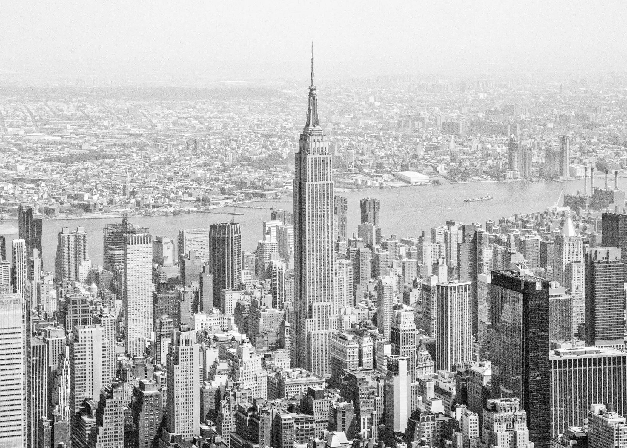 Schwarzweiß-Poster des Empire State Buildings in New York, von Cosman-Photocollection, auf weißem Rand, A4-Format.