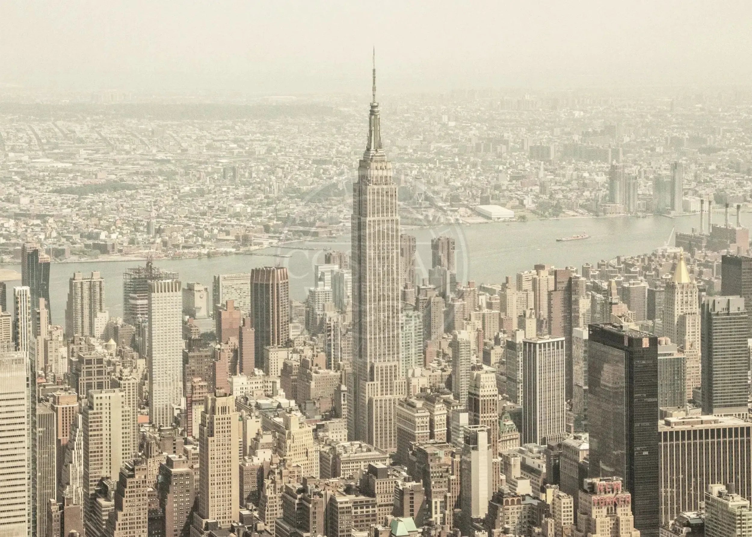 Schwarz-Weiß-Poster des Empire State Buildings in New York, von Cosman-Photocollection, mit weißem Rand, A4-Größe