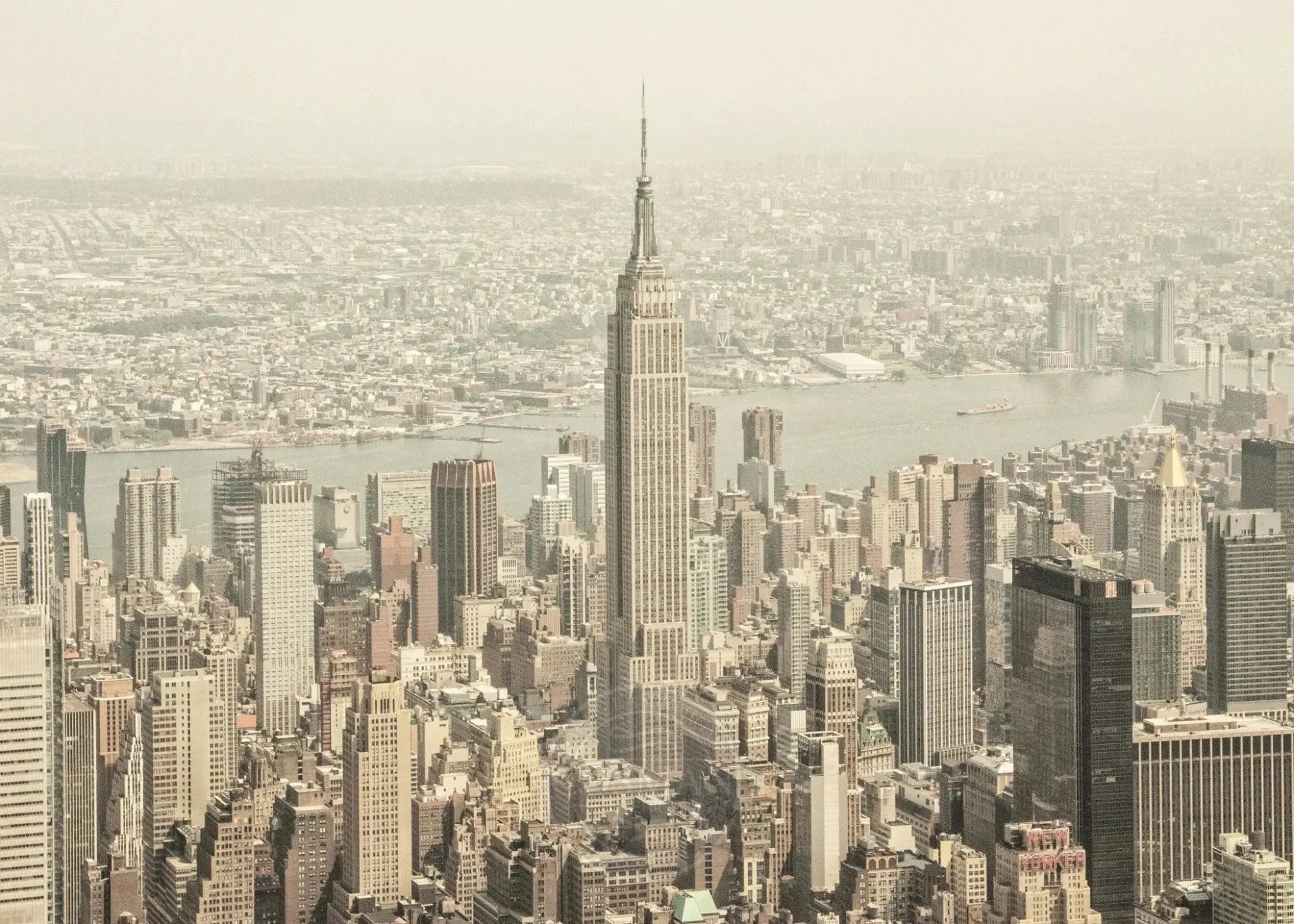 Schwarz-Weiß-Poster des Empire State Buildings in New York, von Cosman-Photocollection, mit weißem Rand, A4-Größe