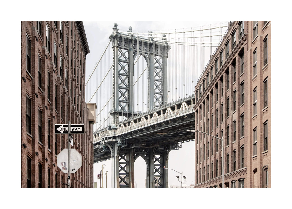 Schwarz-weißer Poster Druck des Manhattan Bridge in New York von Cosman-Photocollection, A4-Größe, mit weißem Rand