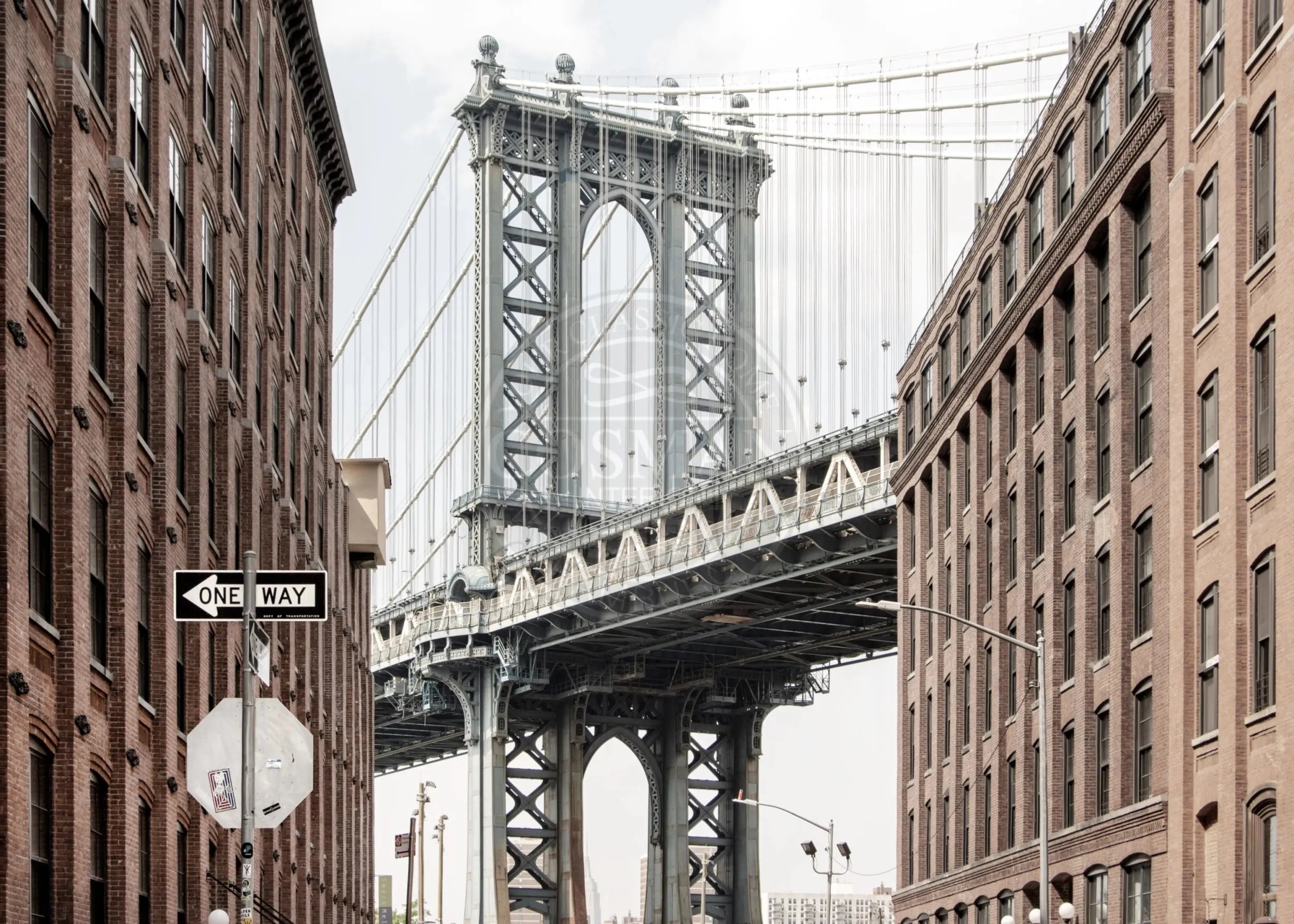 Schwarz-Weiß-Poster des Manhattan Bridges in New York von Cosman-Photocollection, A4-Größe, mit weißem Rand.