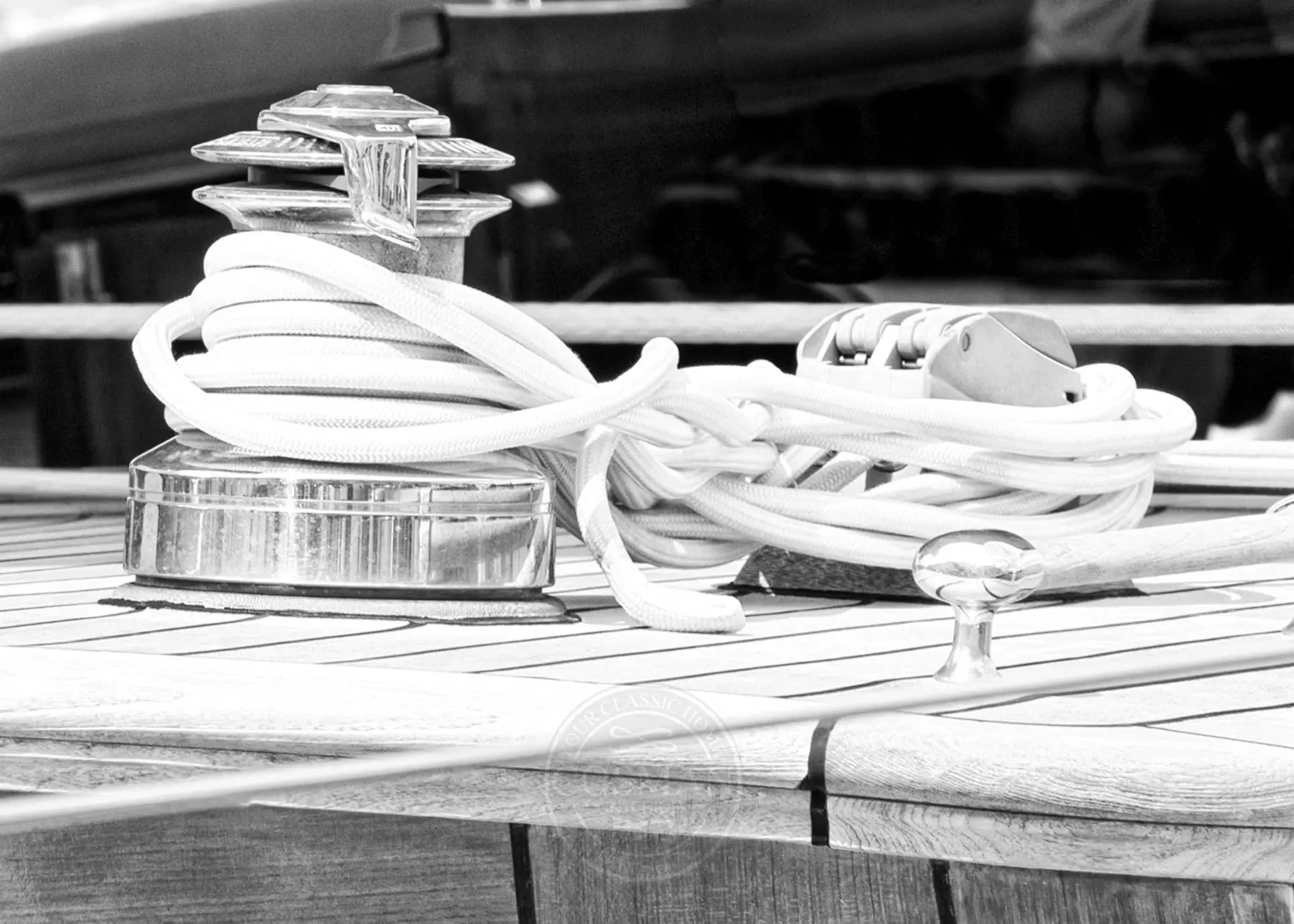 Schwarz-weiß Poster 'Sailing' von Cosman-Photocollection, A4-Format, mit weißem Rand, zeigt Segelboot in Saint Tropez