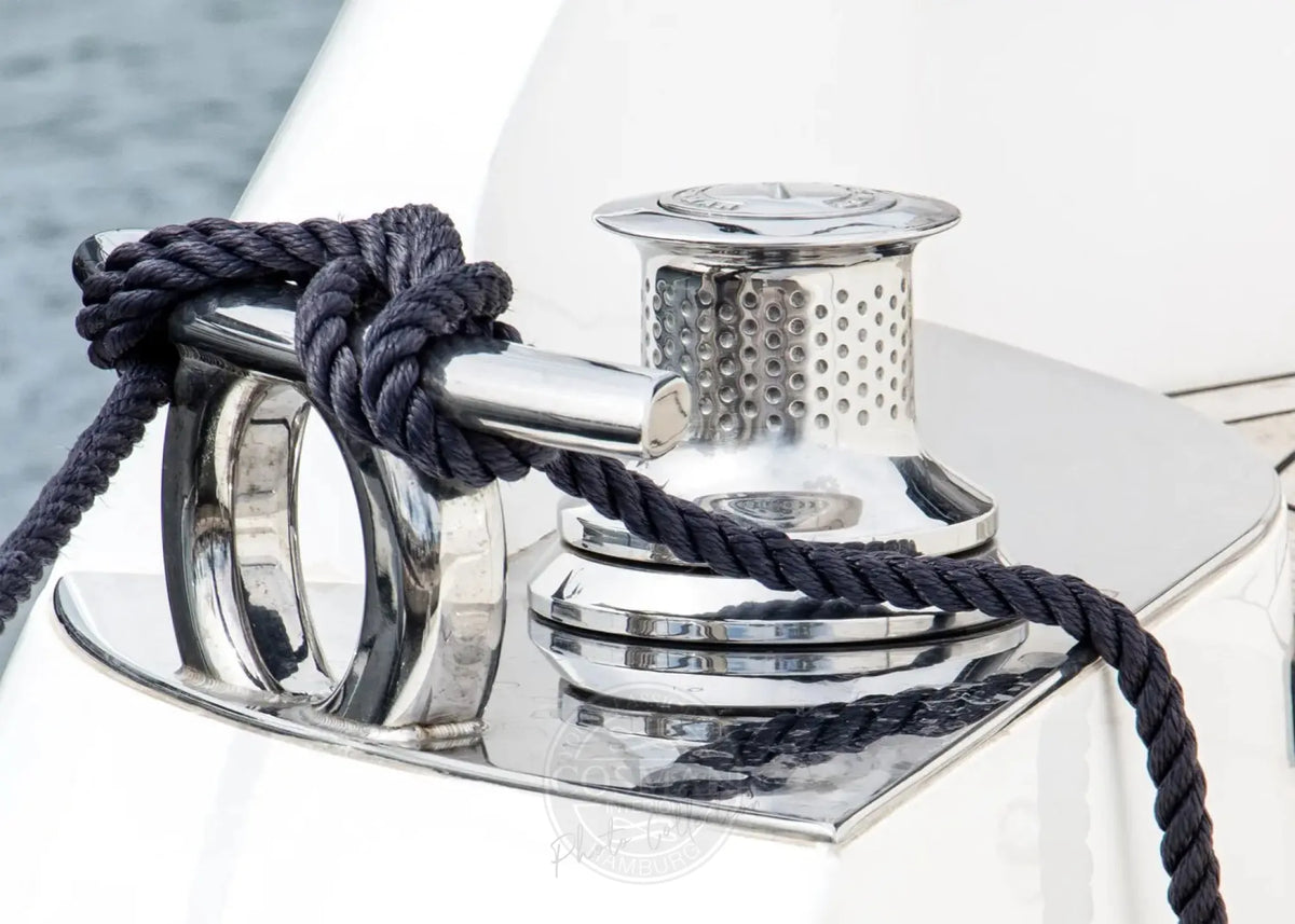 Schwarz-Weiß-Poster „Sailing“ von Cosman-Photocollection, A4-Druck mit weißem Rand, zeigt Segelboot in Saint Tropez.