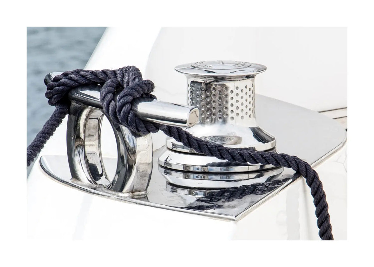 Schwarz-weiß Poster 'Sailing' von Cosman-Photocollection, A4-Größe, zeigt ein Segelboot in Saint Tropez, mit weißem Rand.