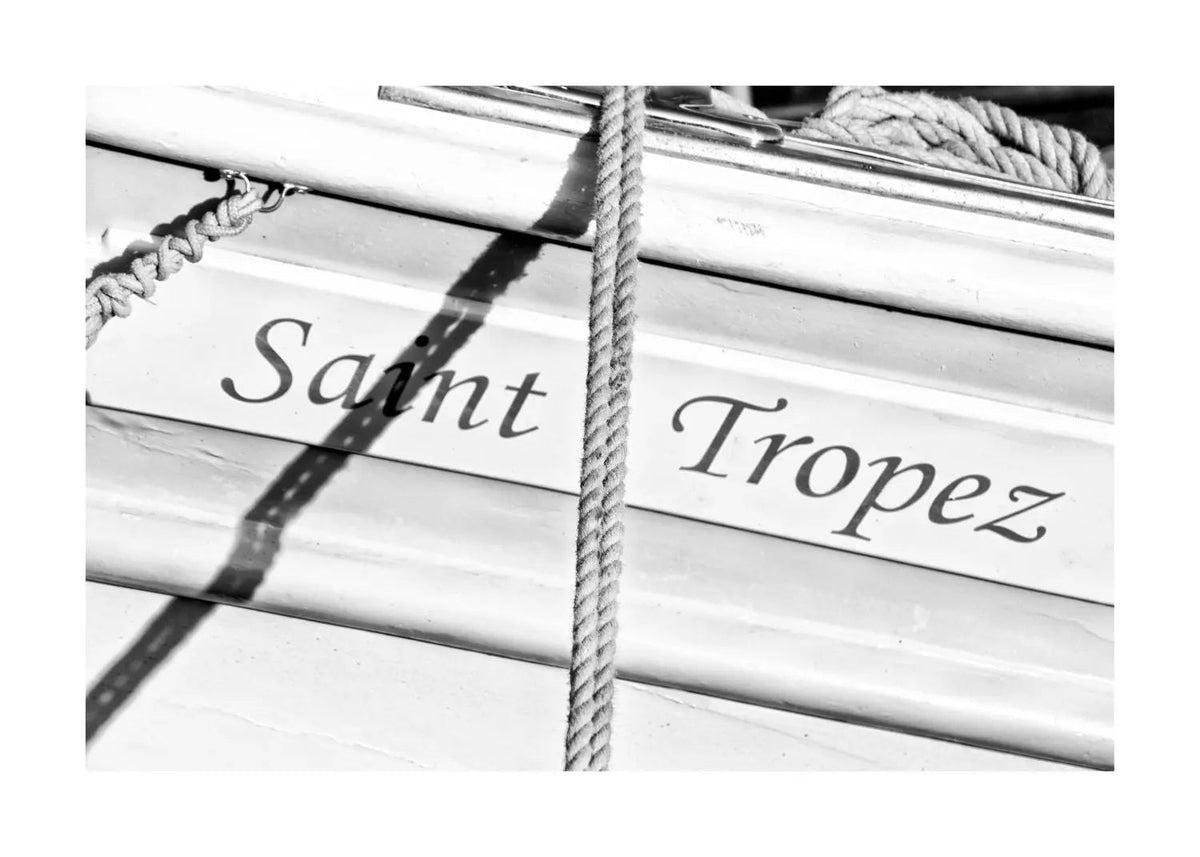 Schwarz-weiß Poster des Segelboots in Saint Tropez von Cosman-Photocollection, 29,7x21cm, mit weißem Rand.