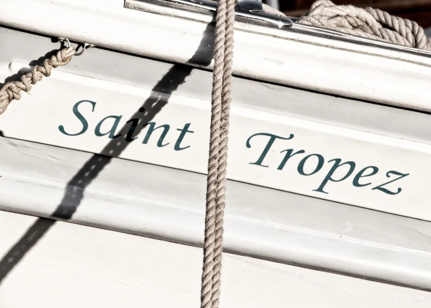 Schwarz-weiß Poster mit Segelboot in Saint Tropez, 29,7x21cm, von Cosman-Photocollection, mit weißem Rand.