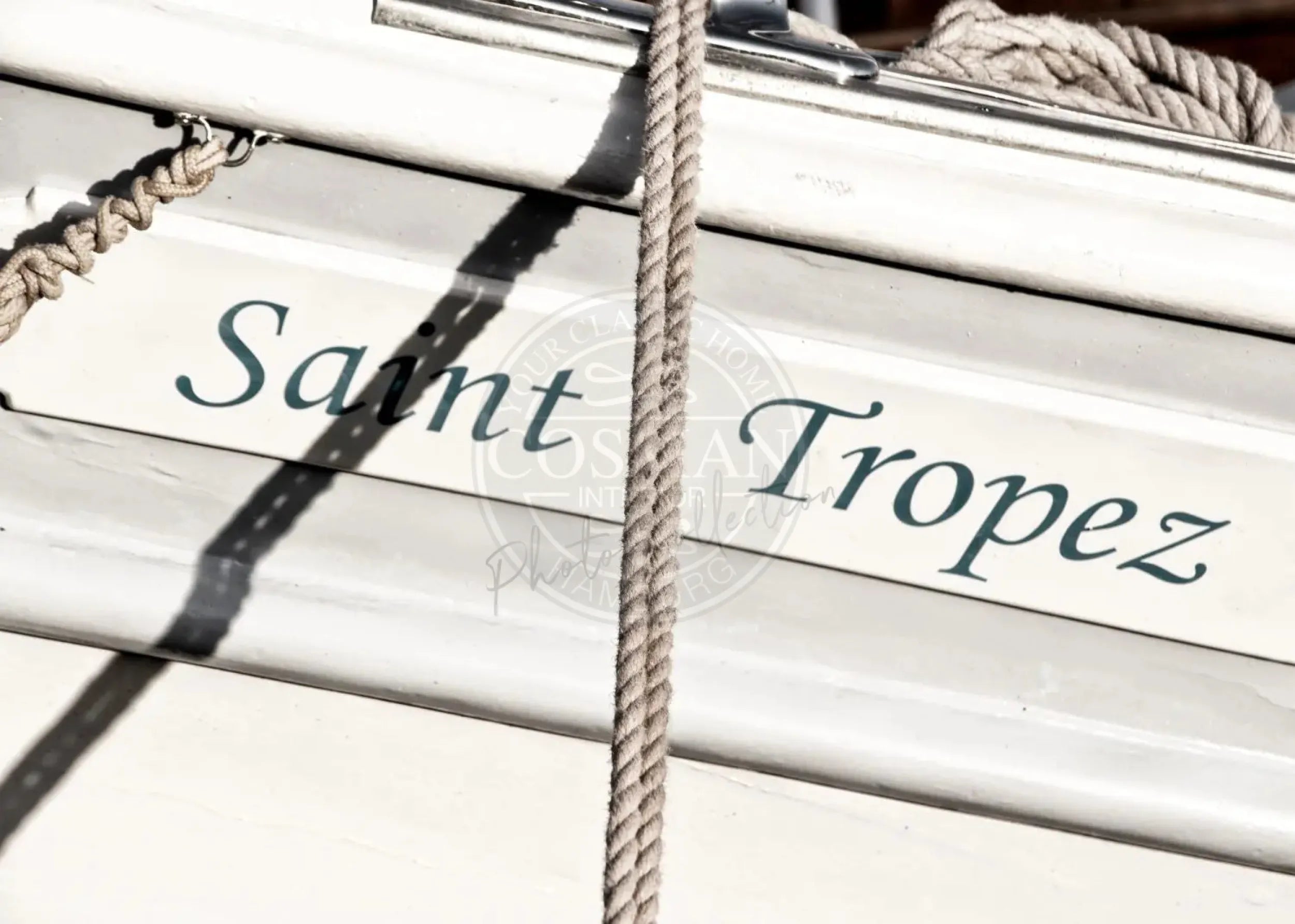 Schwarz-weiß Poster mit Segelboot in Saint Tropez, 29,7x21cm, von Cosman-Photocollection, mit weißem Rand.