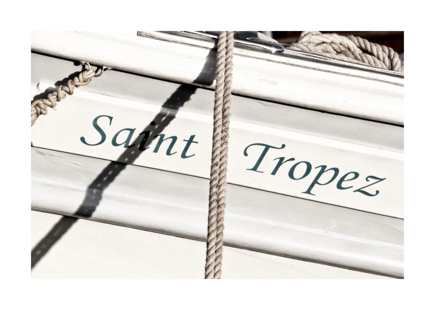 Schwarz-weiß Poster eines Segelboots in Saint Tropez, 29,7x21cm, von Cosman-Photocollection, mit weißem Rand.