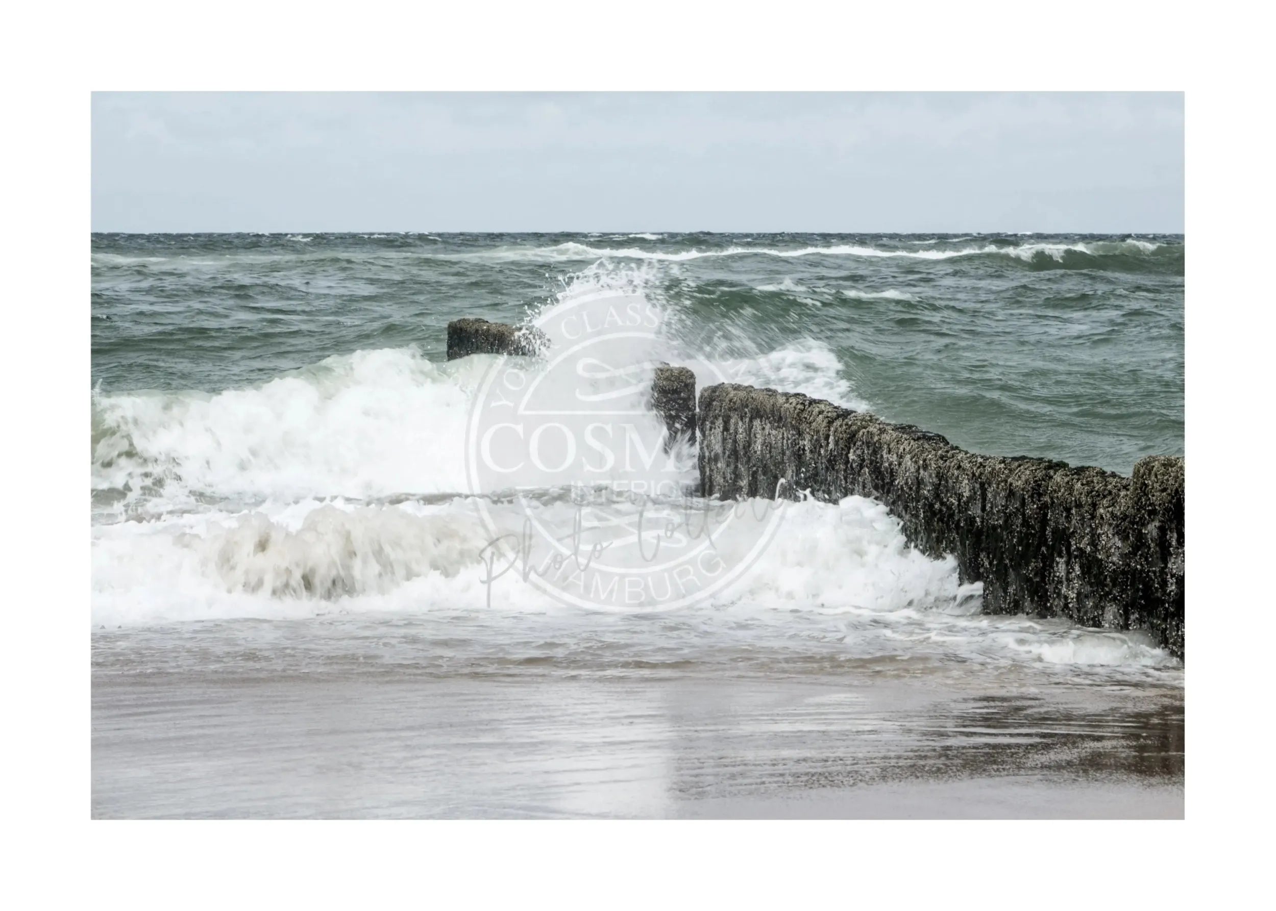 Schwarz-weiß Poster vom Strand Sylt mit Buhne, 29,7x21cm, von Cosman-Photocollection, mit weißem Rand.