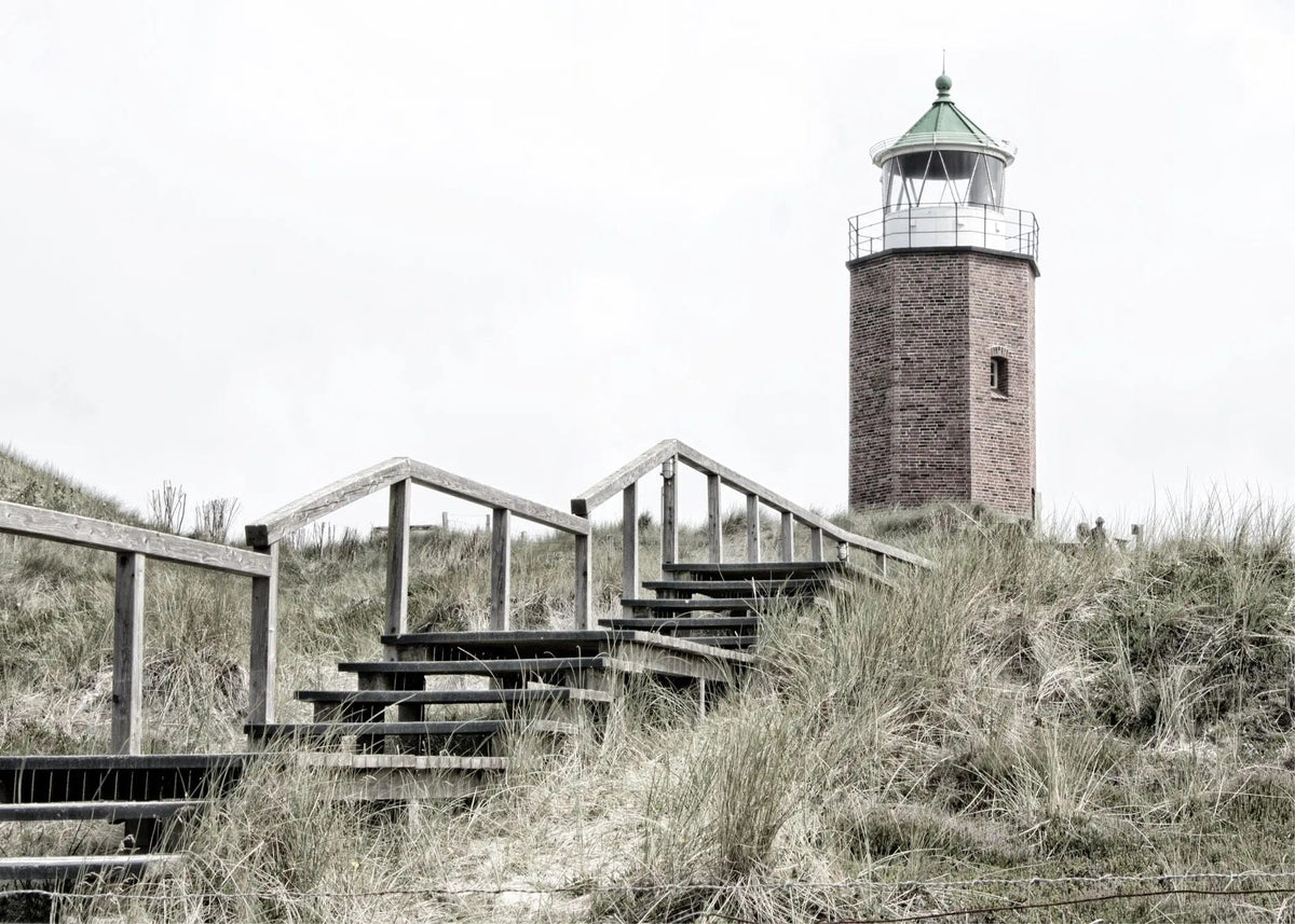 Schwarz-Weiß-Poster des Leuchtturms Kampen auf Sylt von Cosman-Photocollection, A4-Größe mit weißem Rand.