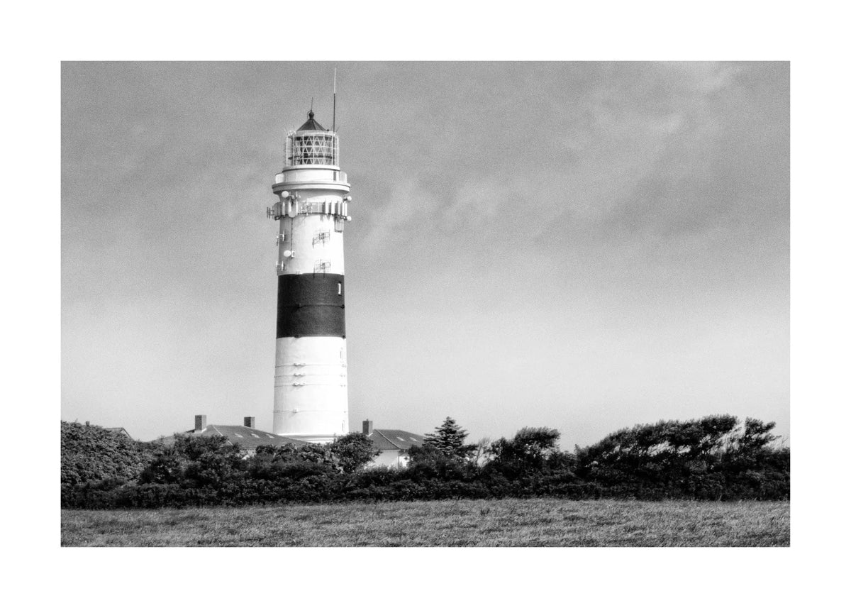 Schwarz-weiß Poster des Leuchtturms Kampen auf Sylt von Cosman-Photocollection, A4-Größe mit weißem Rand, Wanddekoration
