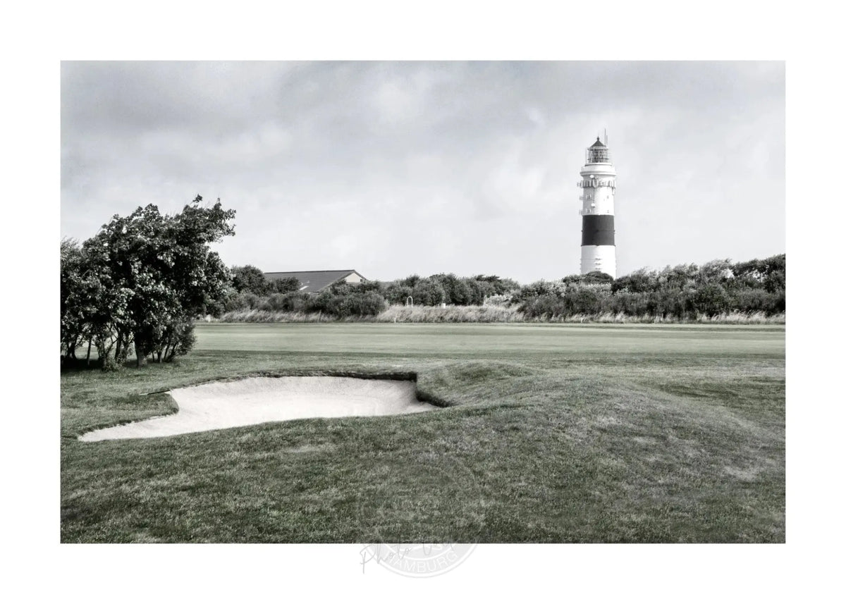Schwarzweiß-Poster des Leuchtturms Kampen auf Sylt von Cosman-Photocollection, A4-Format, mit weißem Rand.