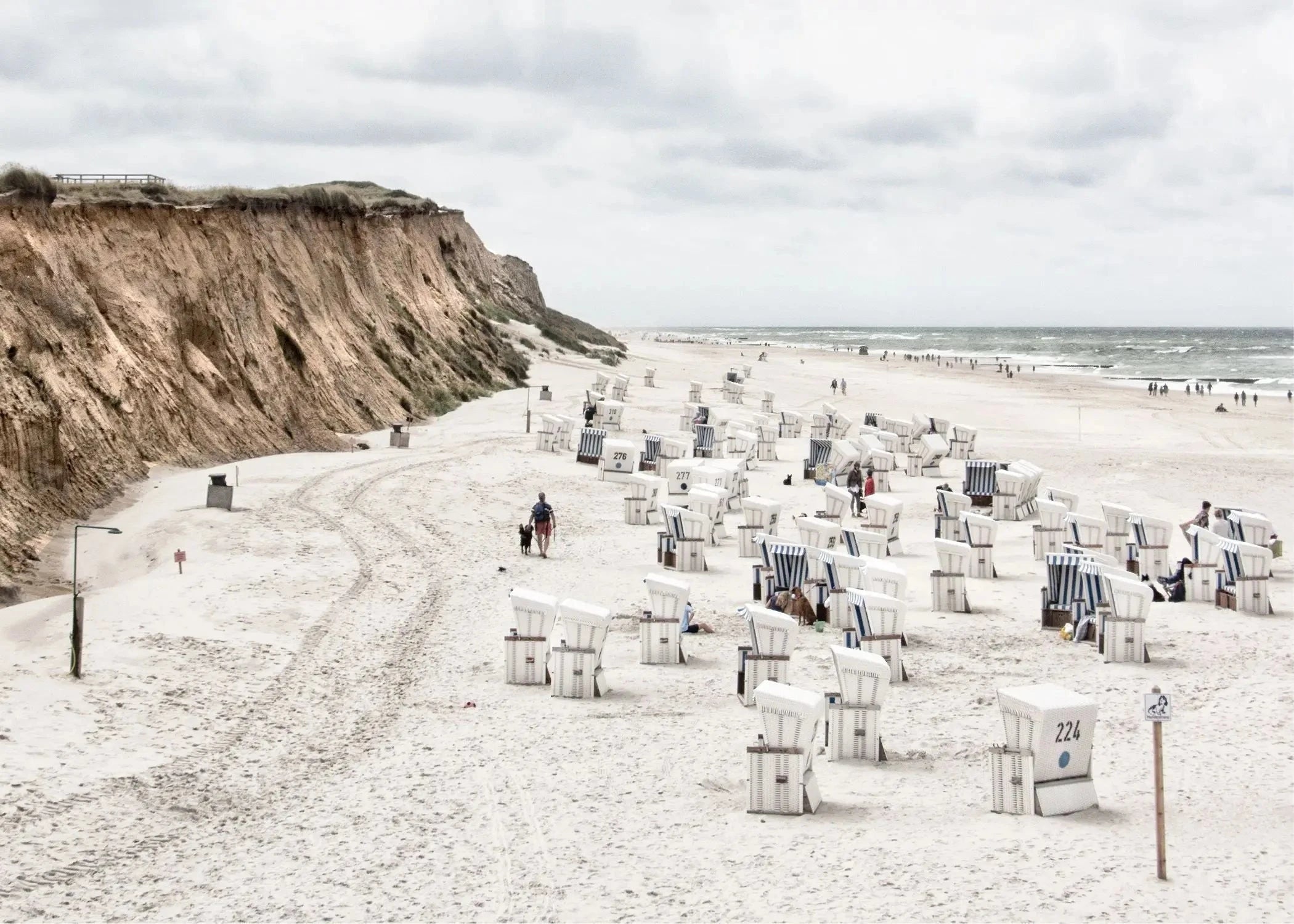 Schwarz-weiß Poster von Cosman-Photocollection, Strandkörbe auf Sylt Kampen, A4-Größe, mit weißem Rand, hochwertiger Druck