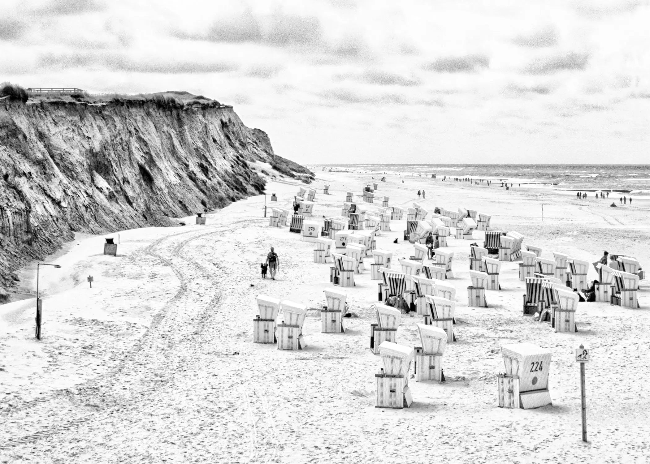 Schwarz-weiß Poster von Cosman-Photocollection mit Strandkörben am Strand von Kampen auf Sylt, A4-Größe, mit weißem Rand.