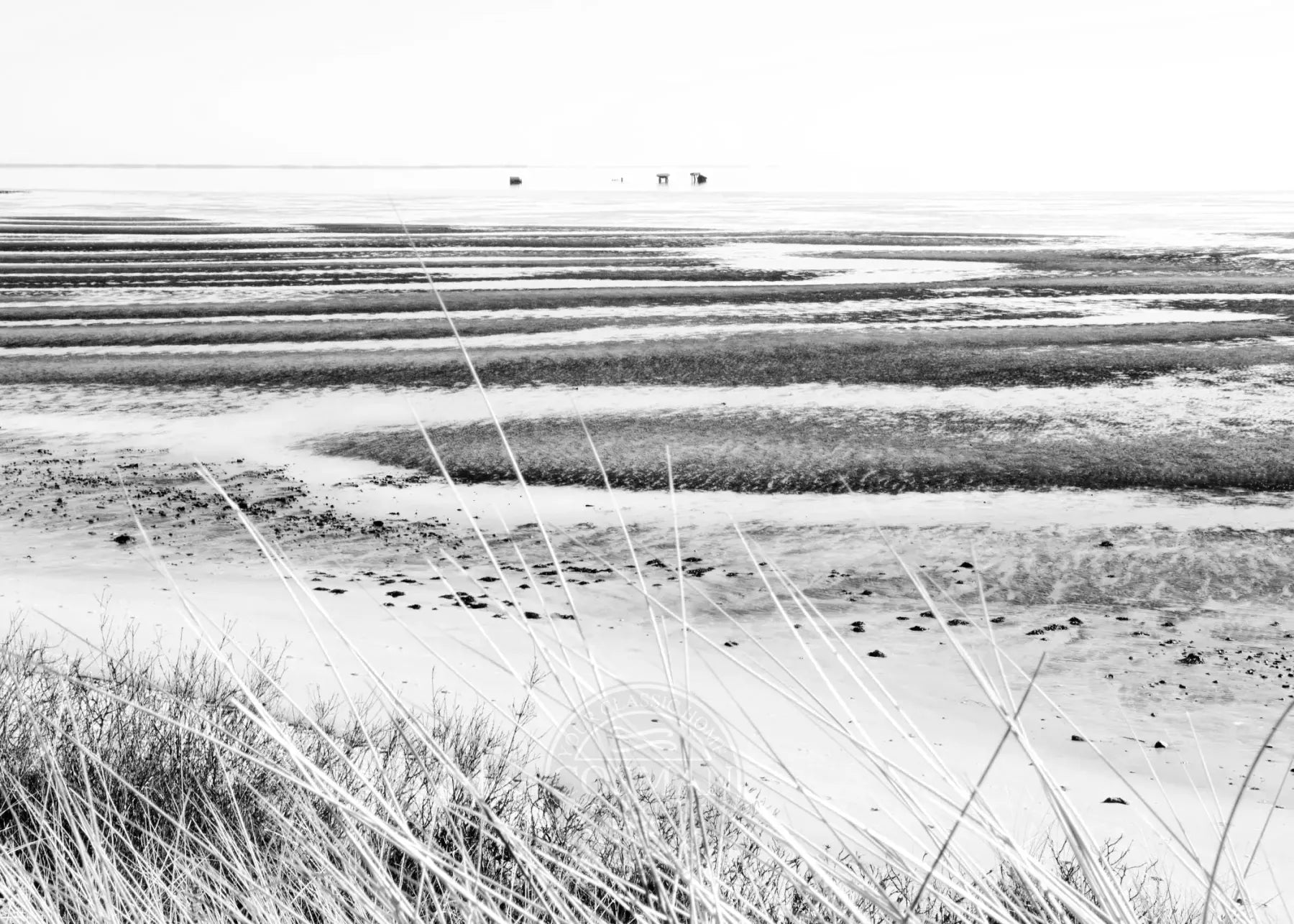 Schwarzweiß-Poster von Sylt ’Wattenmeer’ von Cosman-Photocollection, A4-Größe, mit weißem Rand und Meerblick.