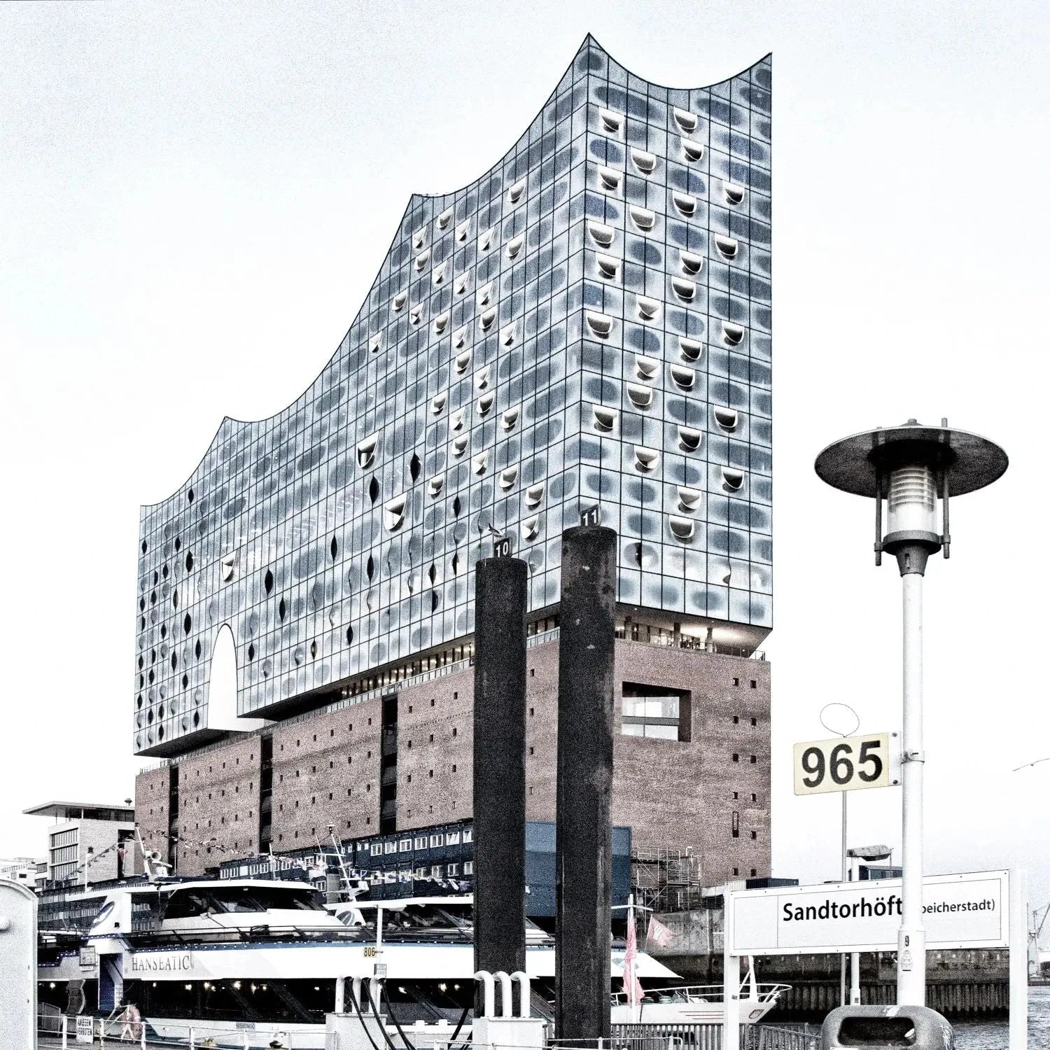 Schwarz-Weiß-Poster der Elbphilharmonie in Hamburg von Cosman-Photocollection, 40x40 cm, mit weißem Rand.
