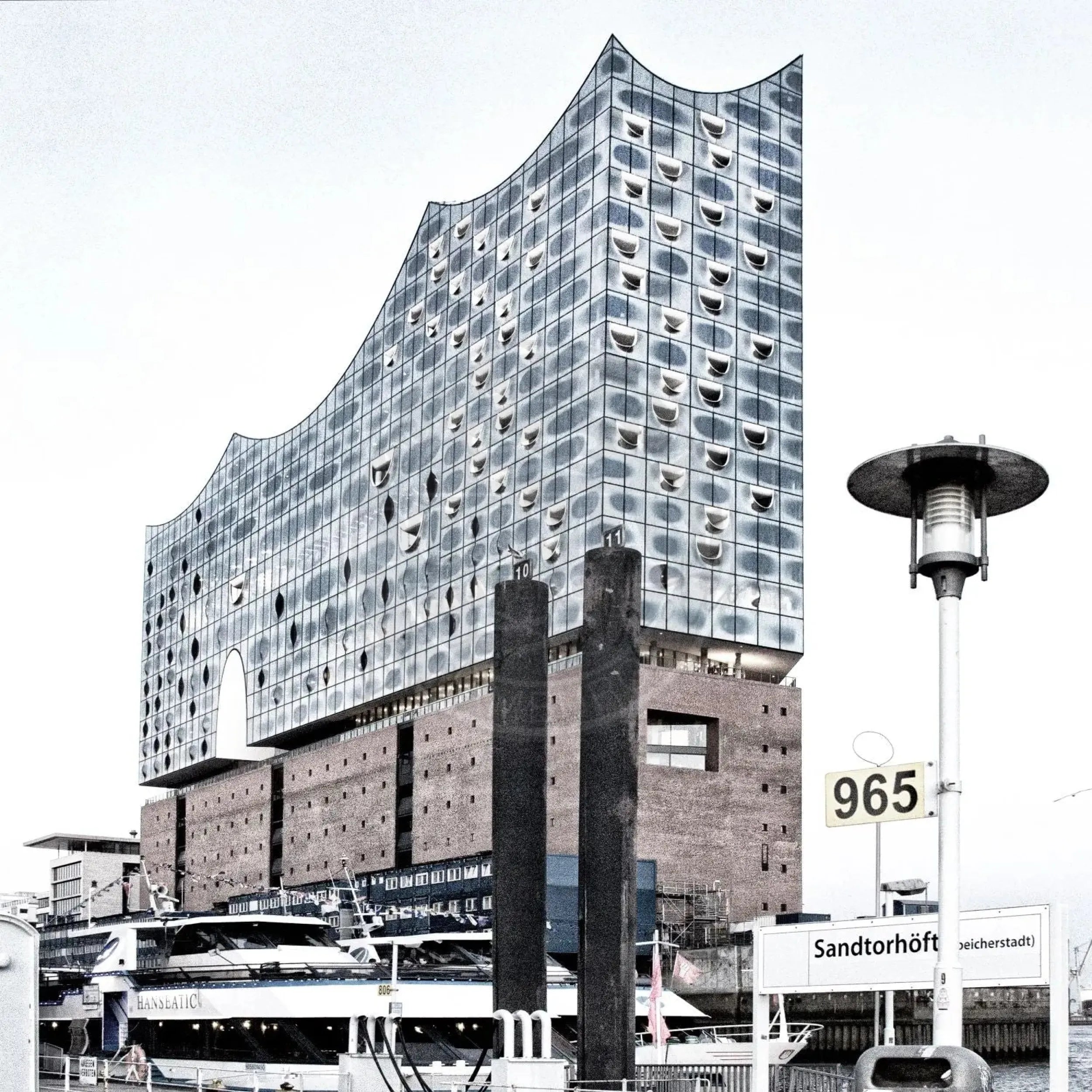 Schwarz-Weiß-Poster der Elbphilharmonie in Hamburg von Cosman-Photocollection, 40x40 cm, mit weißem Rand.