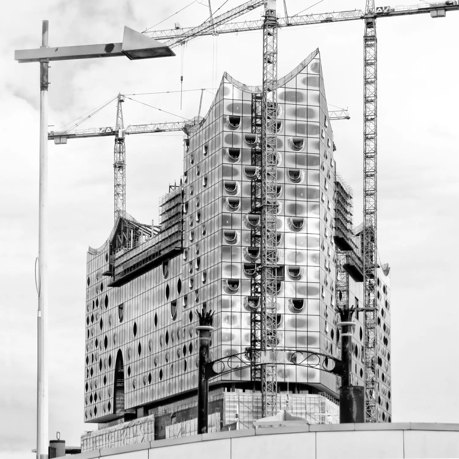 Schwarz-Weiß-Poster Hamburg Elphi, 40x40cm, von Cosman-Photocollection, mit weißem Rand, Wanddekoration, Stadtansicht