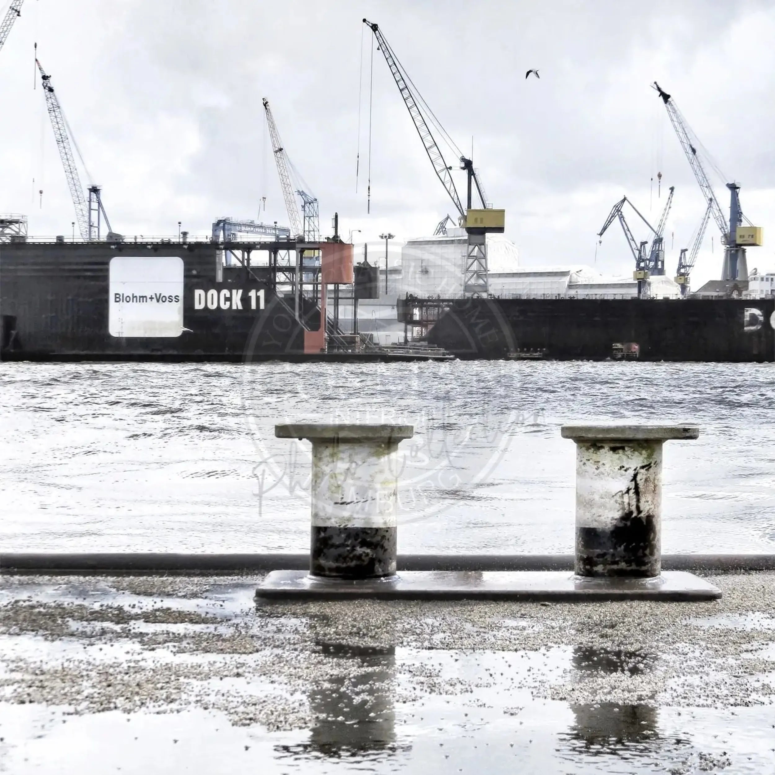 Schwarz-Weiß-Poster vom Hamburg Hafen Dock 11, 40x40cm, von Cosman-Photocollection, mit weißem Rand