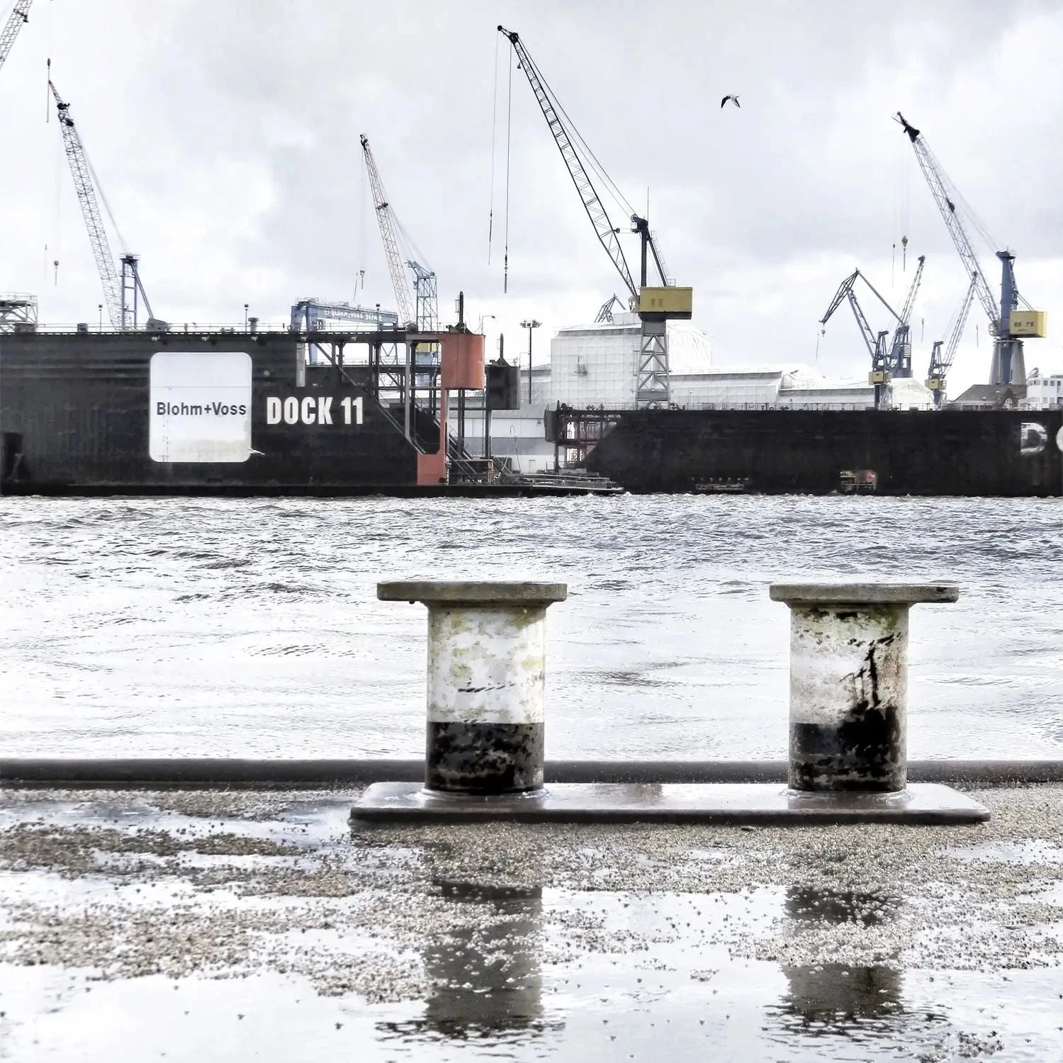 Schwarz-Weiß-Poster vom Hamburg Hafen Dock 11, 40x40cm, von Cosman-Photocollection, mit weißem Rand