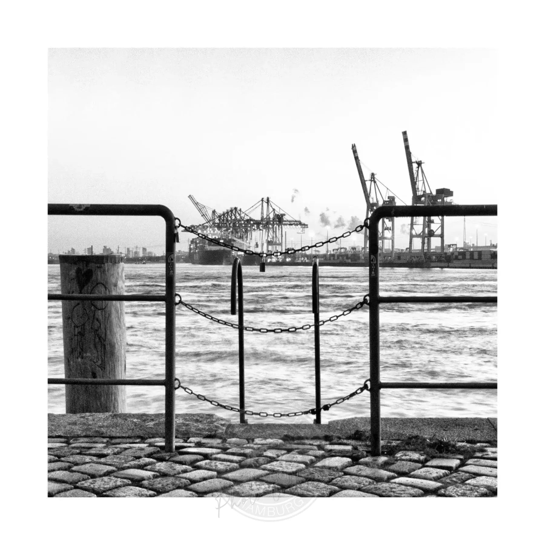 Schwarz-weiß Poster vom Hamburg Hafen mit Zaun-Motiv, 40x40 cm, von Cosman-Photocollection, mit weißem Rand
