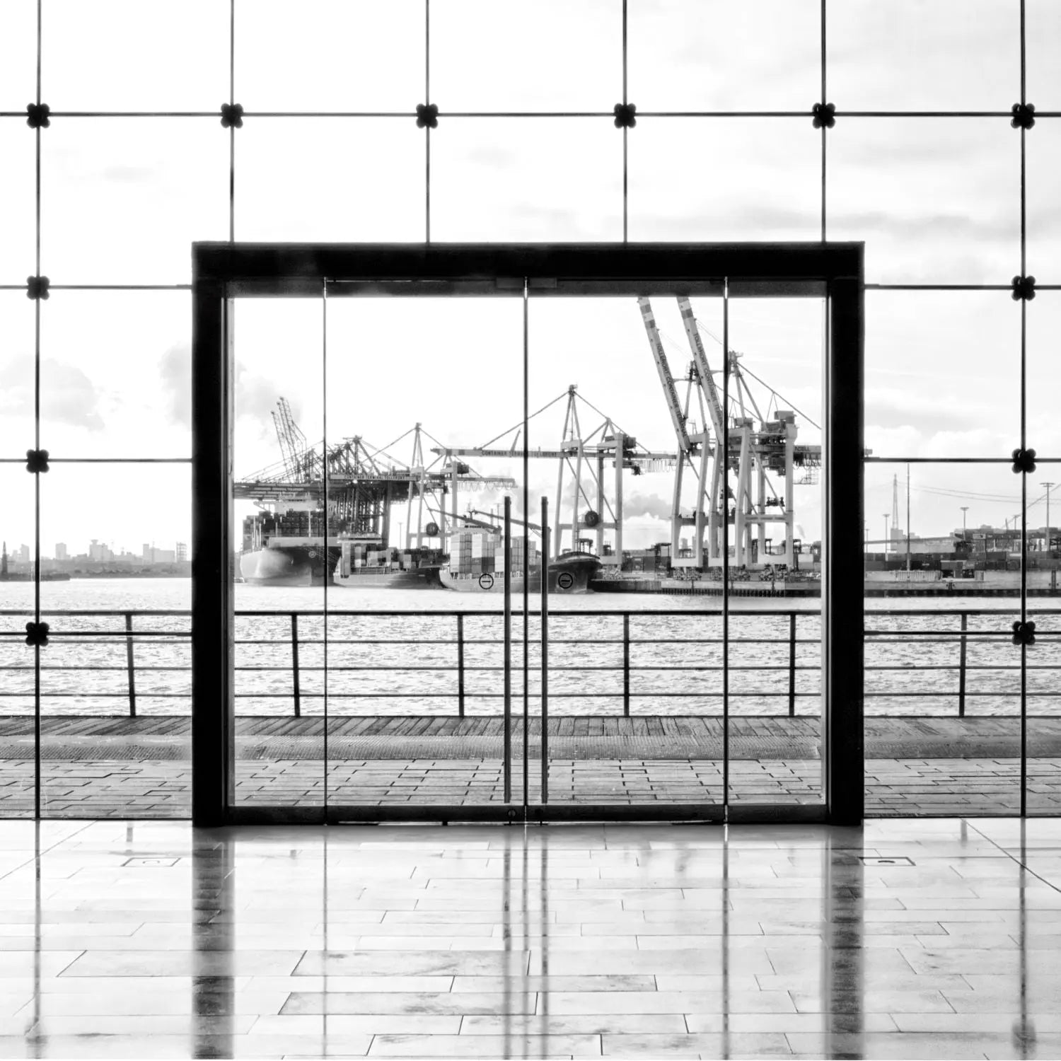 Schwarz-weiß Poster von Hamburg HH33AQ von Cosman-Photocollection, 40cm x 40cm, mit weißem Rand, Wanddekoration