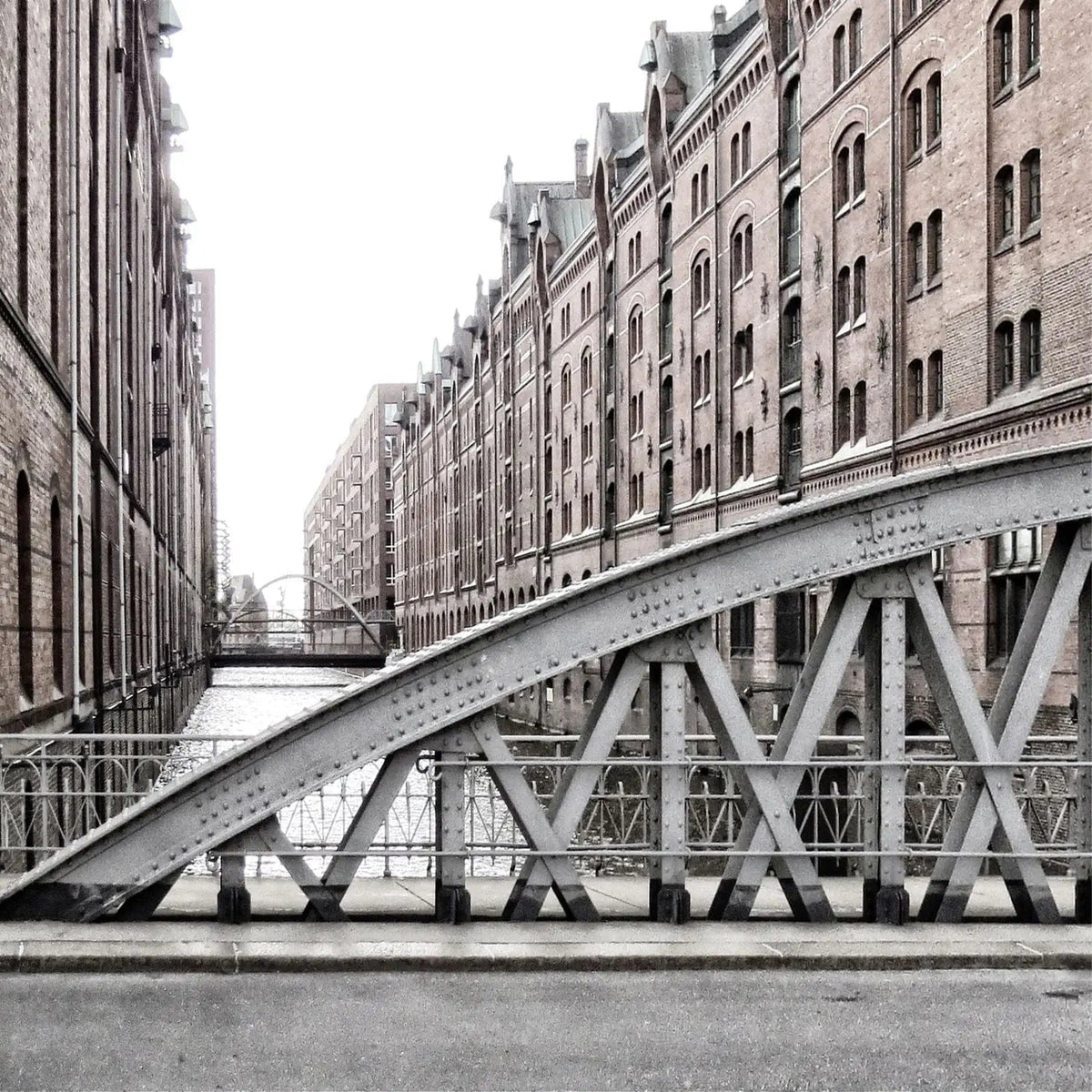Schwarz-weiß-Poster der Hamburger Speicherstadt von Cosman-Photocollection, 40x40 cm, mit weißem Rand