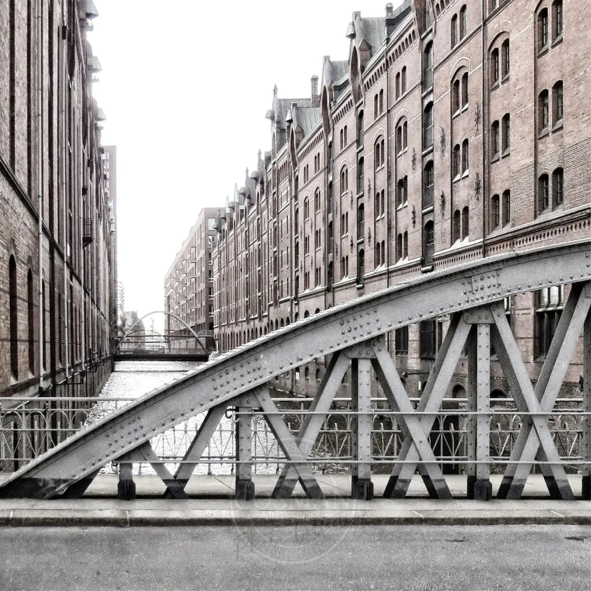 Schwarz-weiß-Poster der Hamburger Speicherstadt von Cosman-Photocollection, 40x40 cm, mit weißem Rand