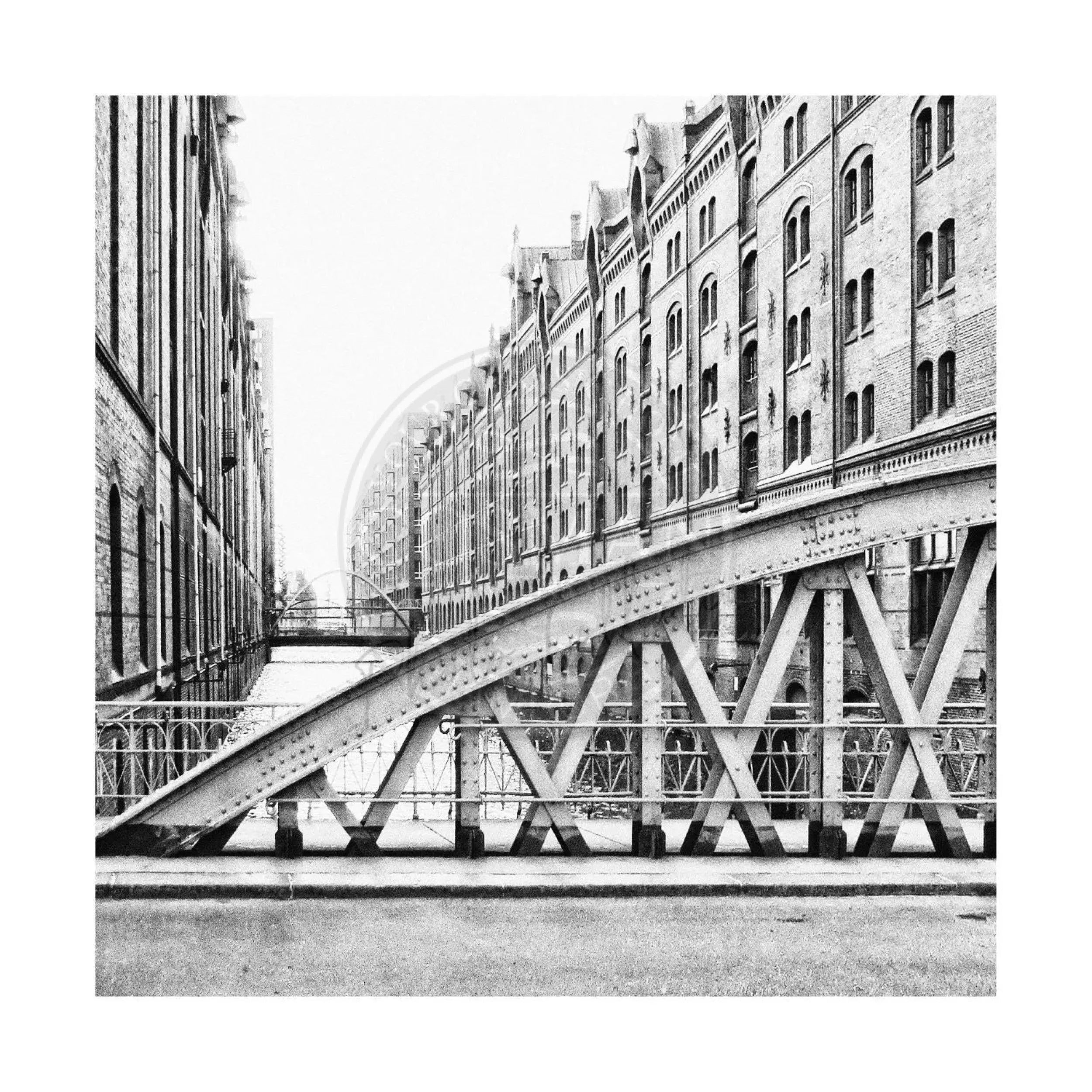 Schwarz-Weiß-Poster der Hamburger Speicherstadt, 40x40cm, von Cosman-Photocollection, mit weißem Rand, detailreiche Stadtaufnahme.
