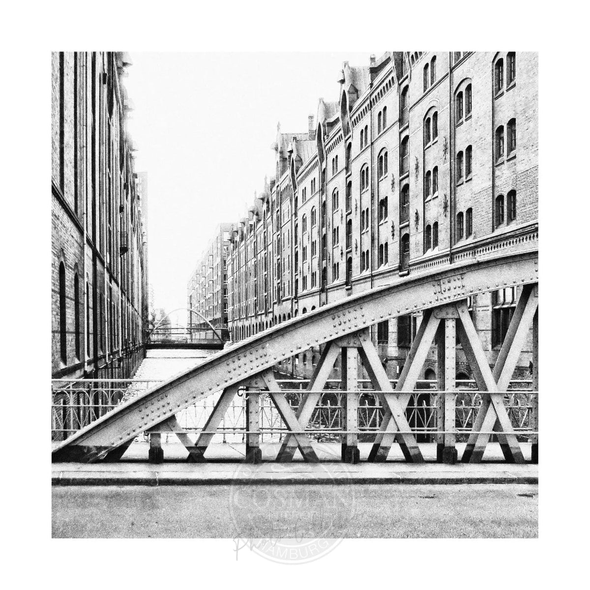 Schwarz-Weiß-Poster der Hamburger Speicherstadt, 40x40cm, von Cosman-Photocollection, mit weißem Rand, detailreiche Stadtaufnahme.