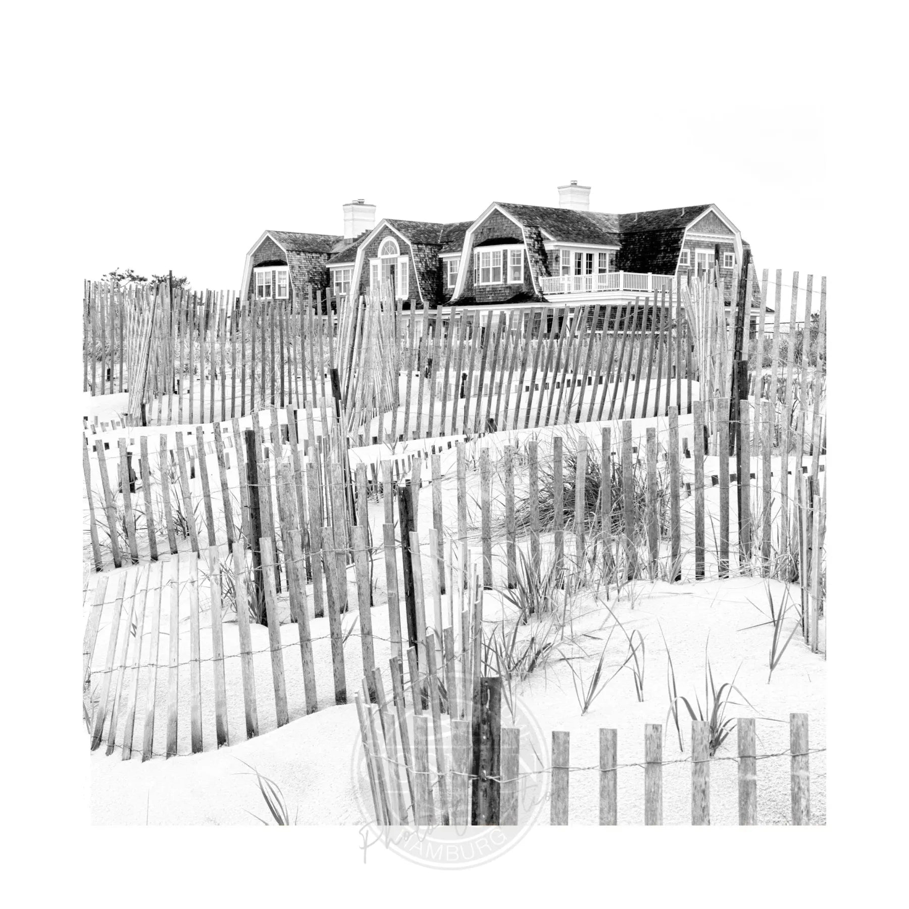 Schwarz-weiß Poster von Cosman-Photocollection mit Hamptons Long Island Beach House Motiv, 40x40 cm, mit weißem Rand