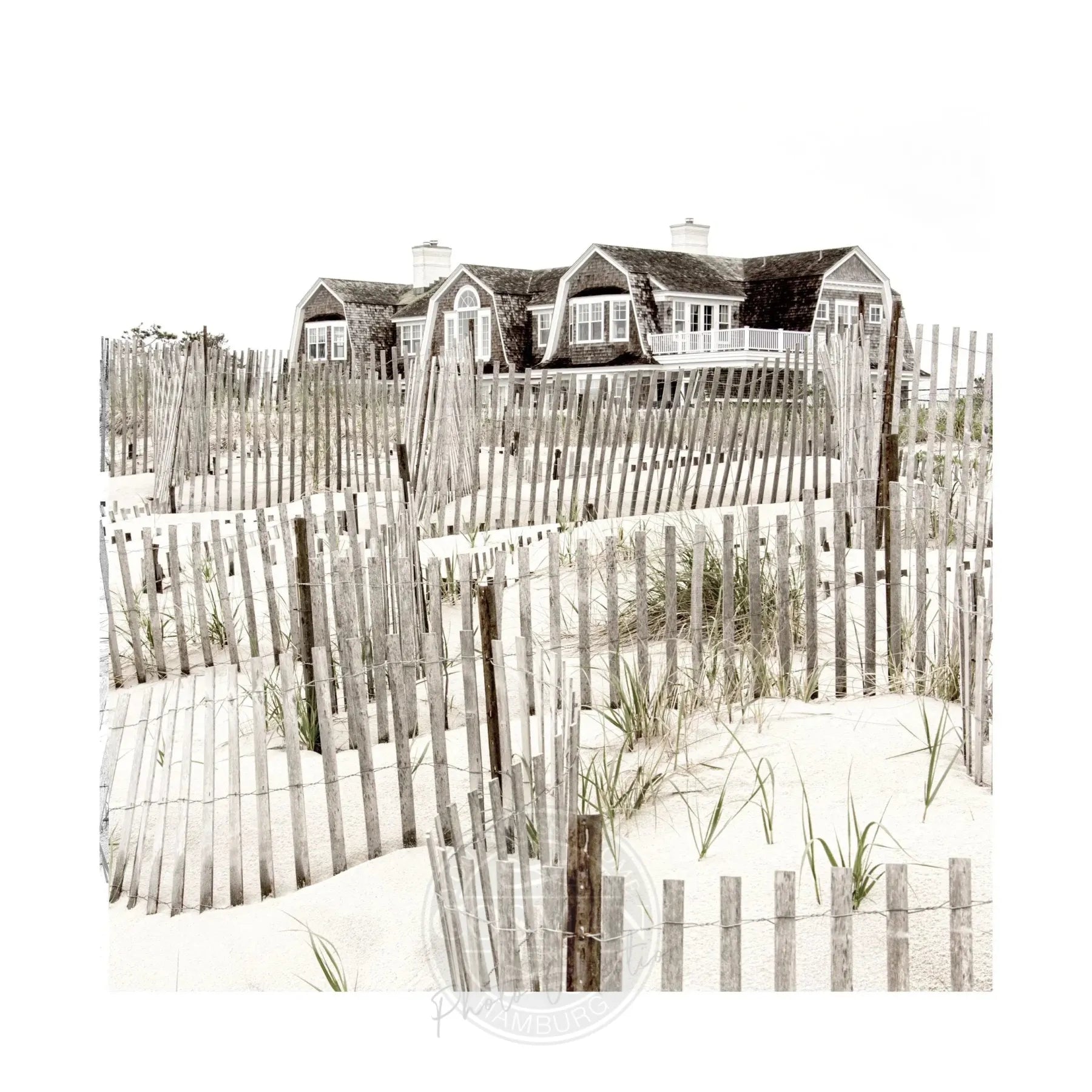 Schwarz-weiß Poster "Hamptons Long Island Beach House" von Cosman-Photocollection, 40x40 cm, mit weißem Rand